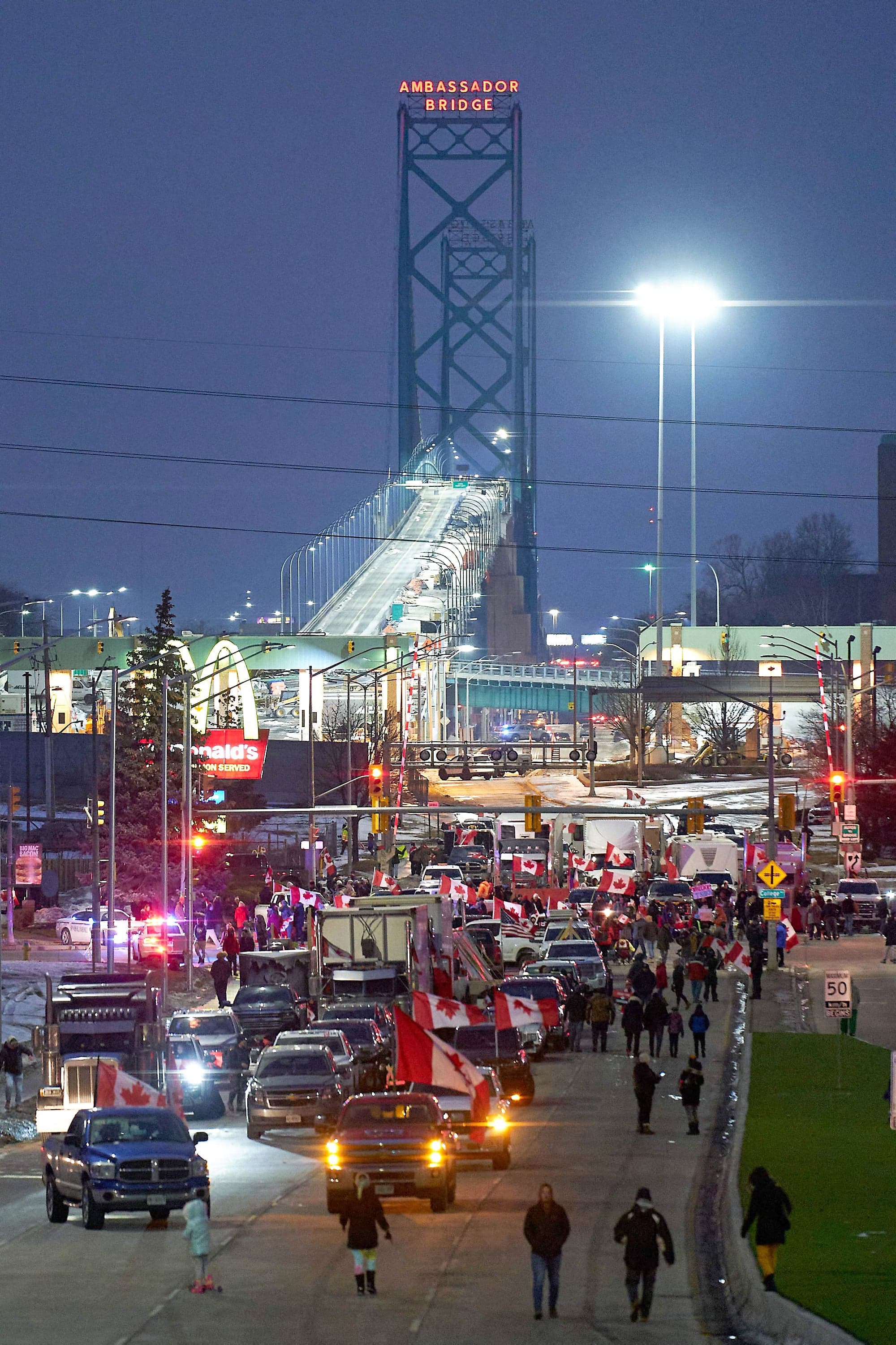 Au cours des derniers jours, des protestataires en colère ont bloqué sporadiquement le pont Ambassador, entre Windsor et Detroit.
