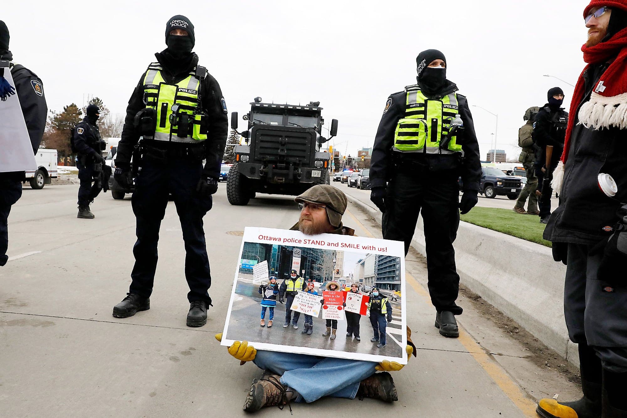 Ce protestataire déplore que les policiers sur place ne soient pas aussi complaisants que ceux d’Ottawa.