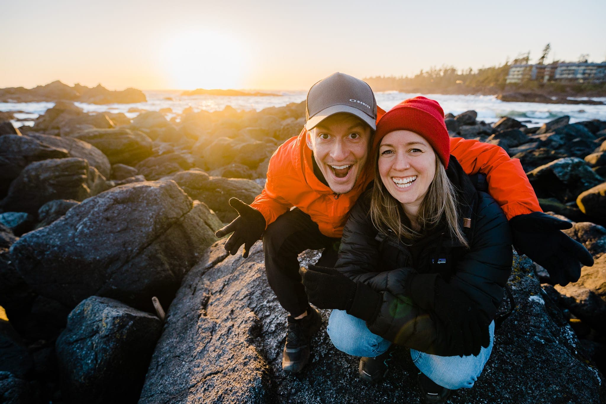 Alex Normand et MJ Lalande créent du contenu dans des lieux paradisiaques du Canada, sur la photo ils sont à Ucluelet en Colombie-Britannique.