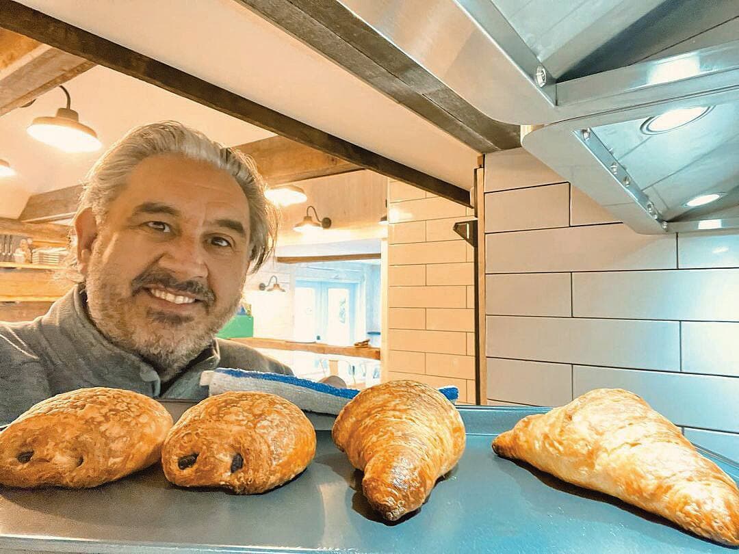 En dehors de la scène, on pourra voir Marc aux fourneaux!