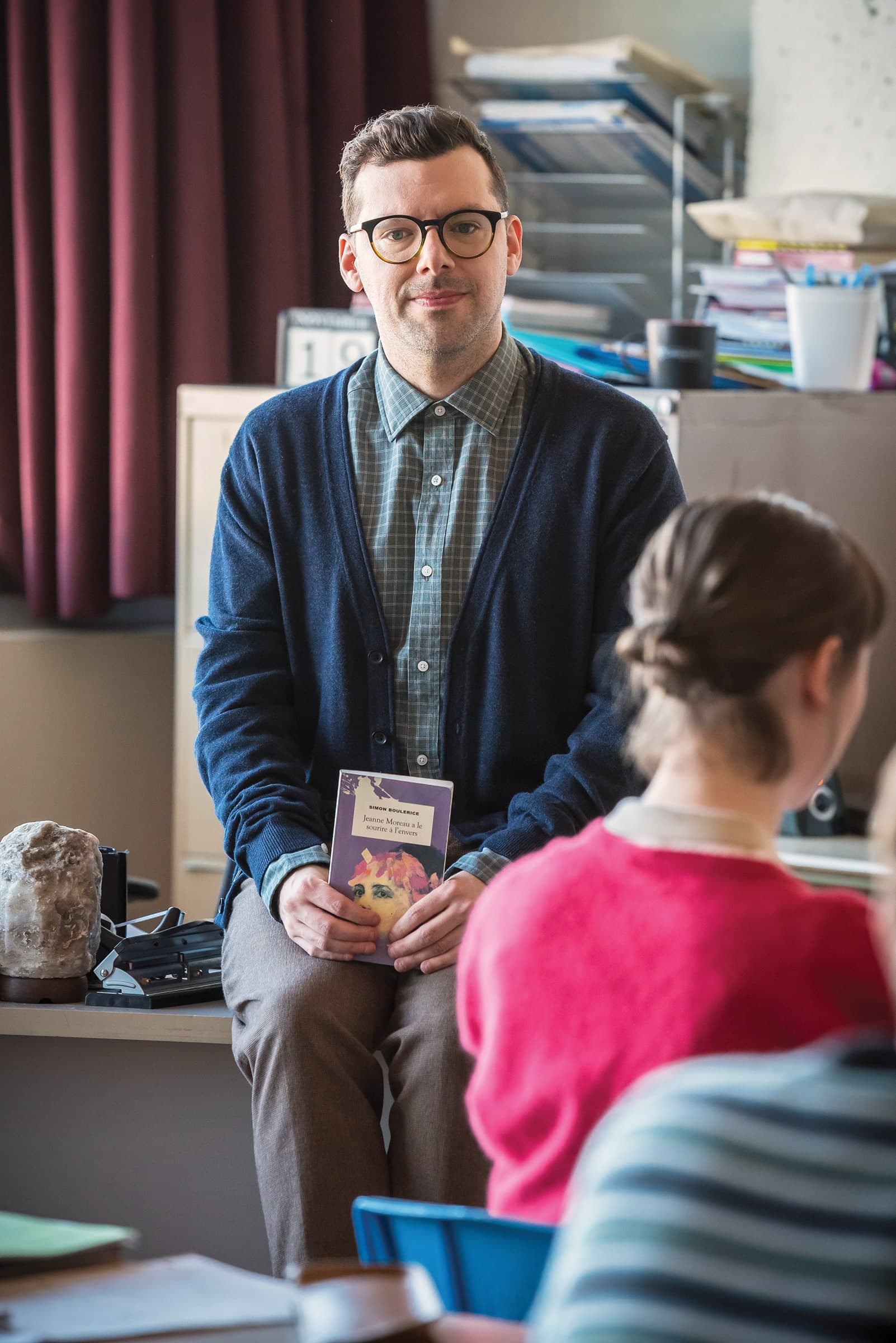 Il incarne le professeur de français Antoine dans Six degrés, dont il écrit déjà la troisième saison.