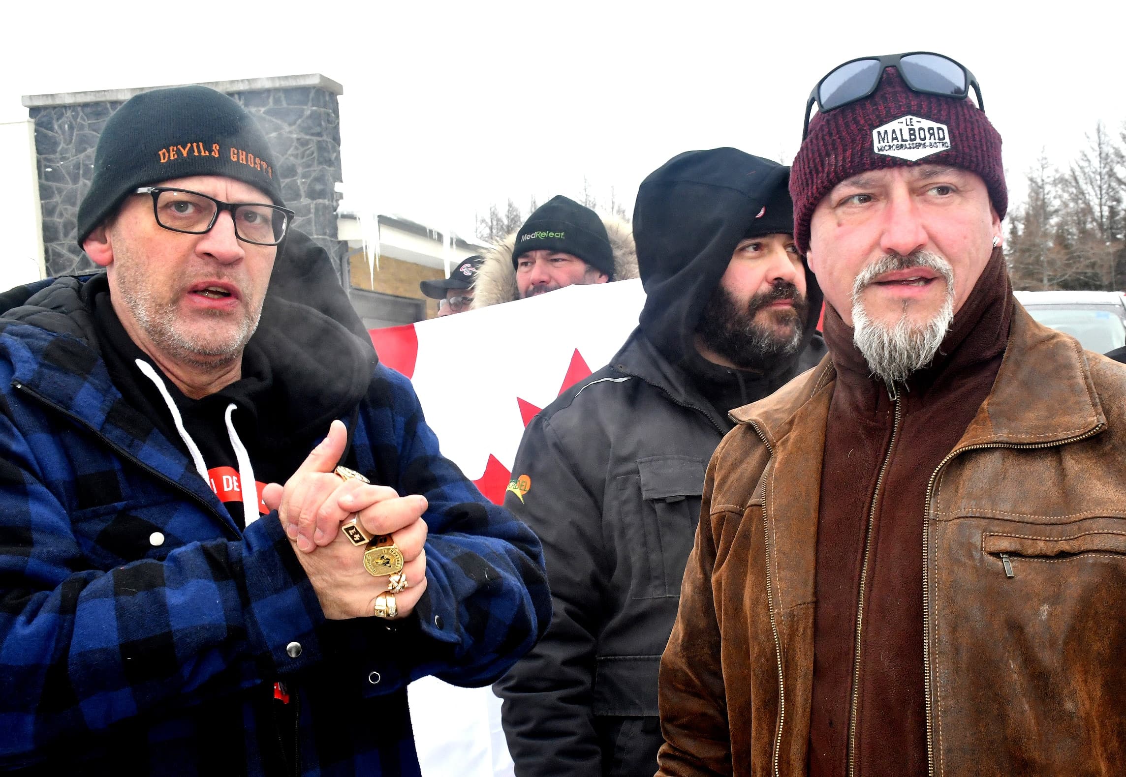 Stéphane Gagnon portait une tuque aux couleurs de sa bande de motards en discutant avec Bernard «Rambo» Gauthier à Saguenay.