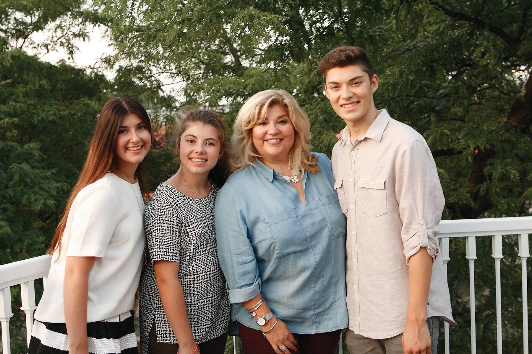 Lors d’une séance photo avec ses trois enfants, Angela, Juliette et Charles, en 2015.