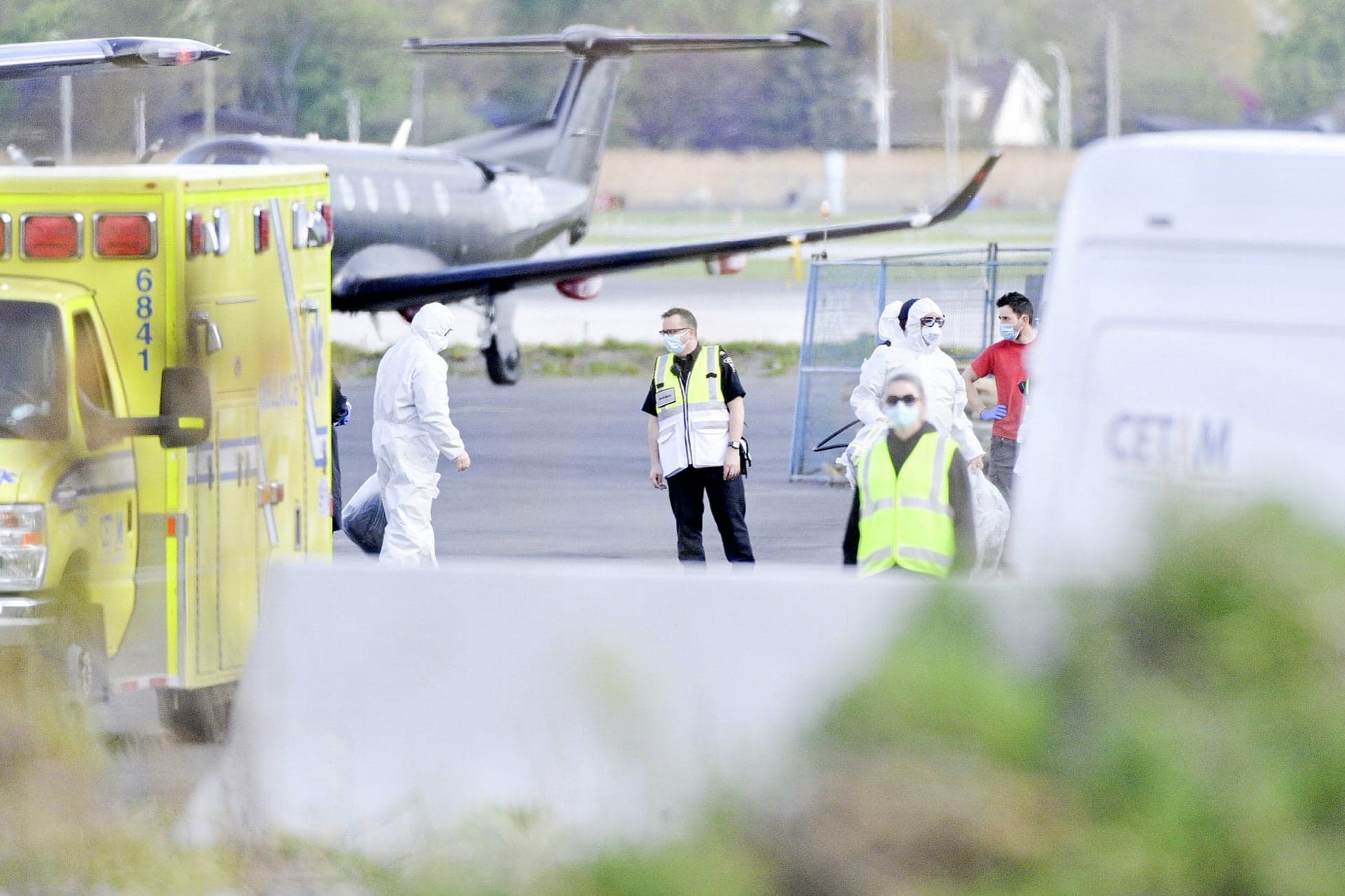 Des équipes médicales d’urgence ont été déployées hier pour accueillir plus d’une trentaine de travailleurs infectés à l’aéroport de Saint-Hubert.