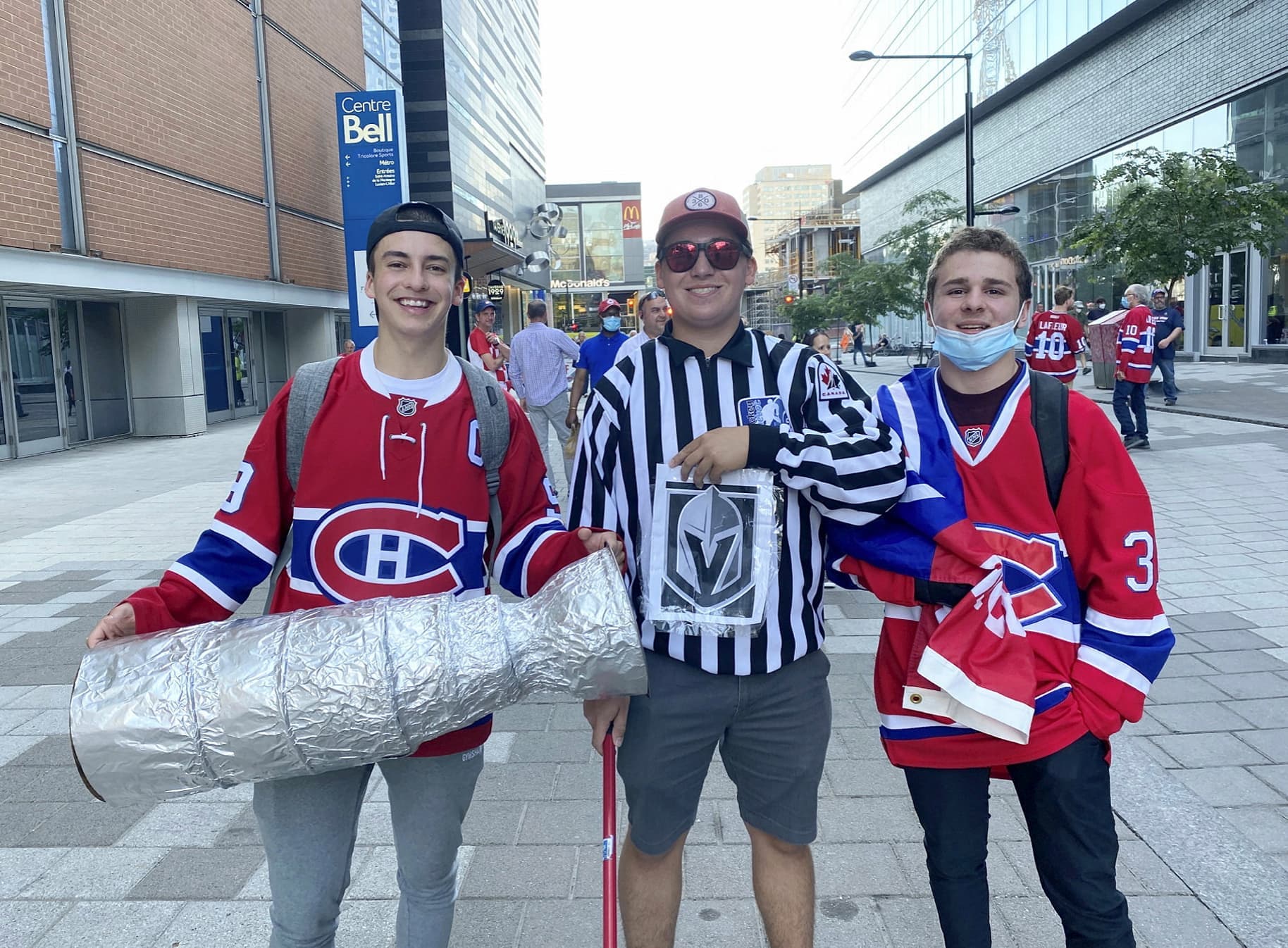 Trois amis dont Jérôme Trépanier, Olivier Lebel (à gauche) ont apporté une fausse coupe stanley au tailgate du quatrième match des Canadiens contre les Knights de Las Vegas.