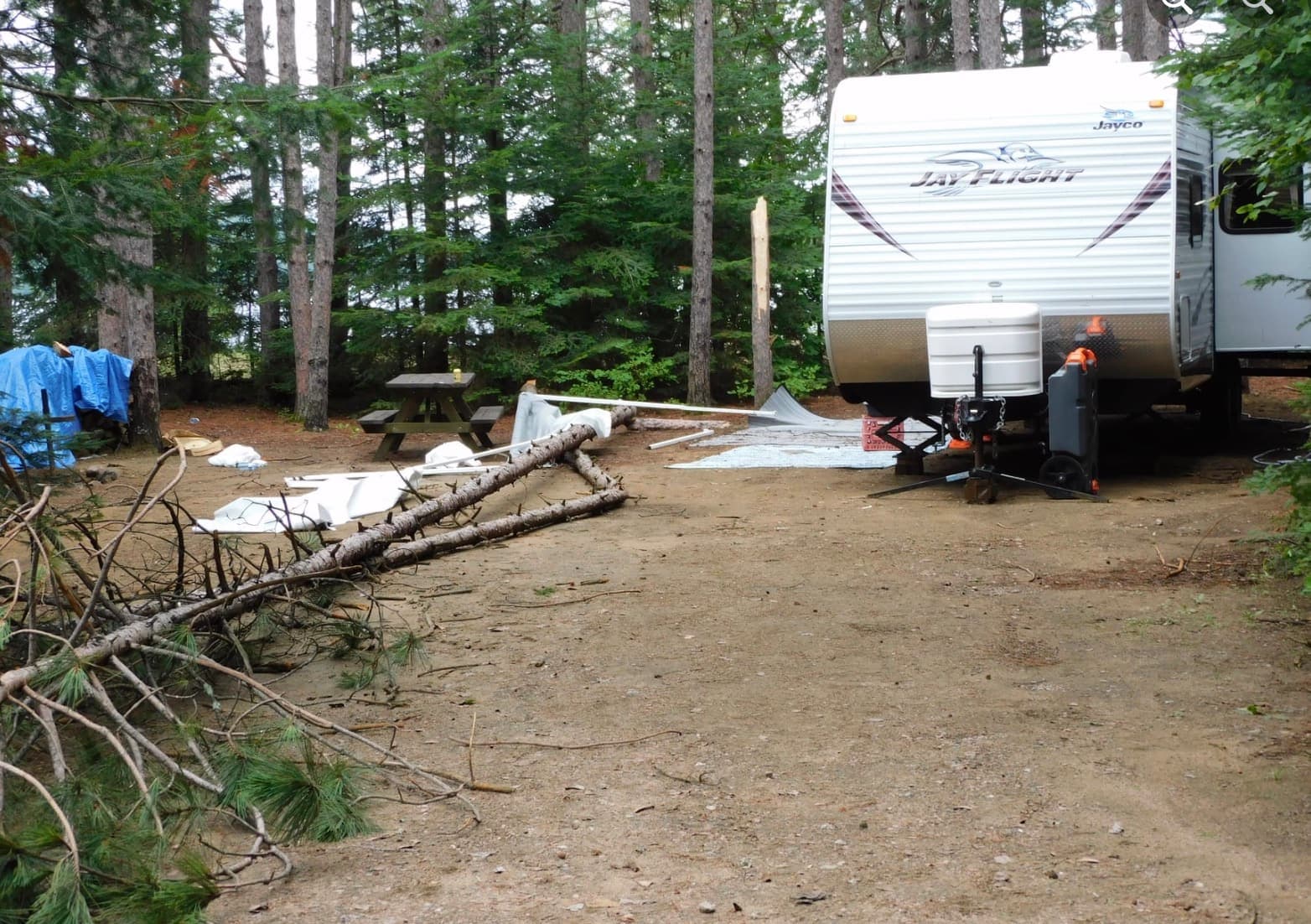Des campeurs ont eu la frousse quand des arbres sont tombés près de leur roulotte mardi soir au terrain de camping du parc Leslie à Otter Lake, en Outaouais.