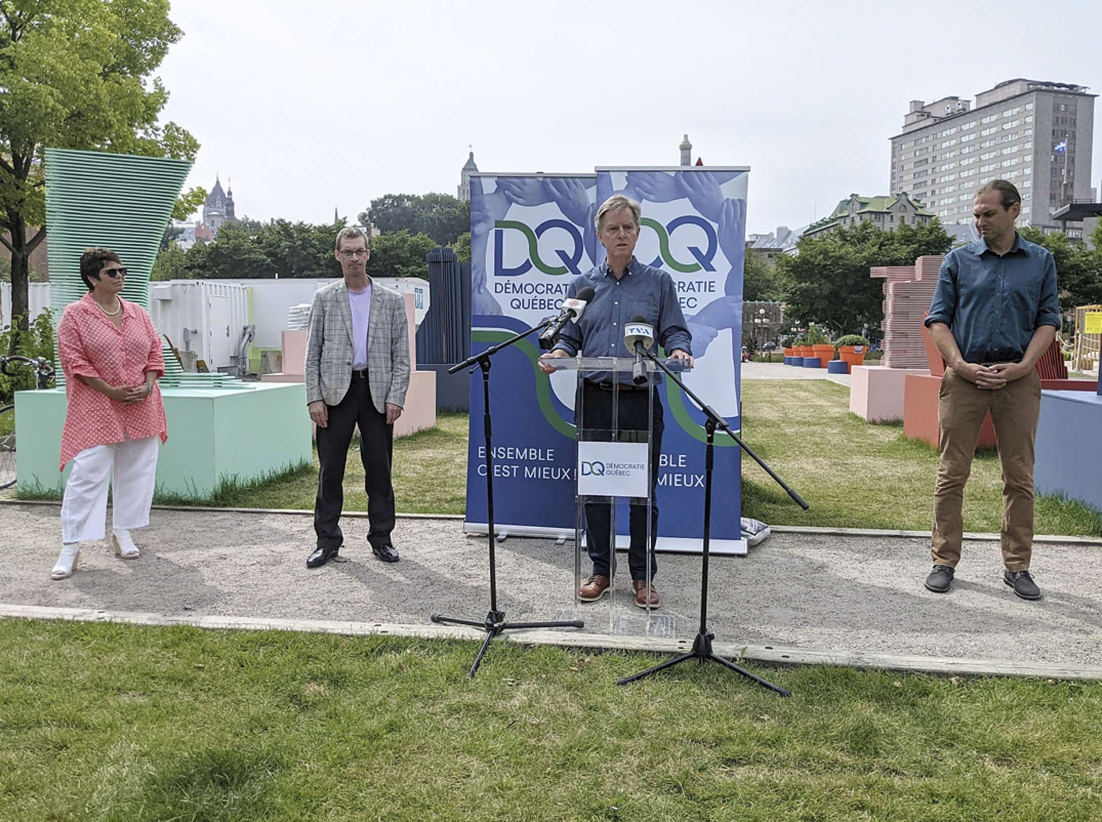 Le chef de Démocratie Québec, Jean Rousseau, a présenté ses engagements pour le Vieux-Québec, dont celui de faire revivre le marché du Vieux-Port de Québec, dans le secteur du bassin Louise. Il était en compagnie des candidats Lyne Girard (Robert-Giffard), Jason Noble (Duberger-Vanier), David Johnson (Cap-aux-Diamants, colisier de M. Rousseau) et Katia Garon (Montcalm–Saint-Sacrement, absente sur la photo).