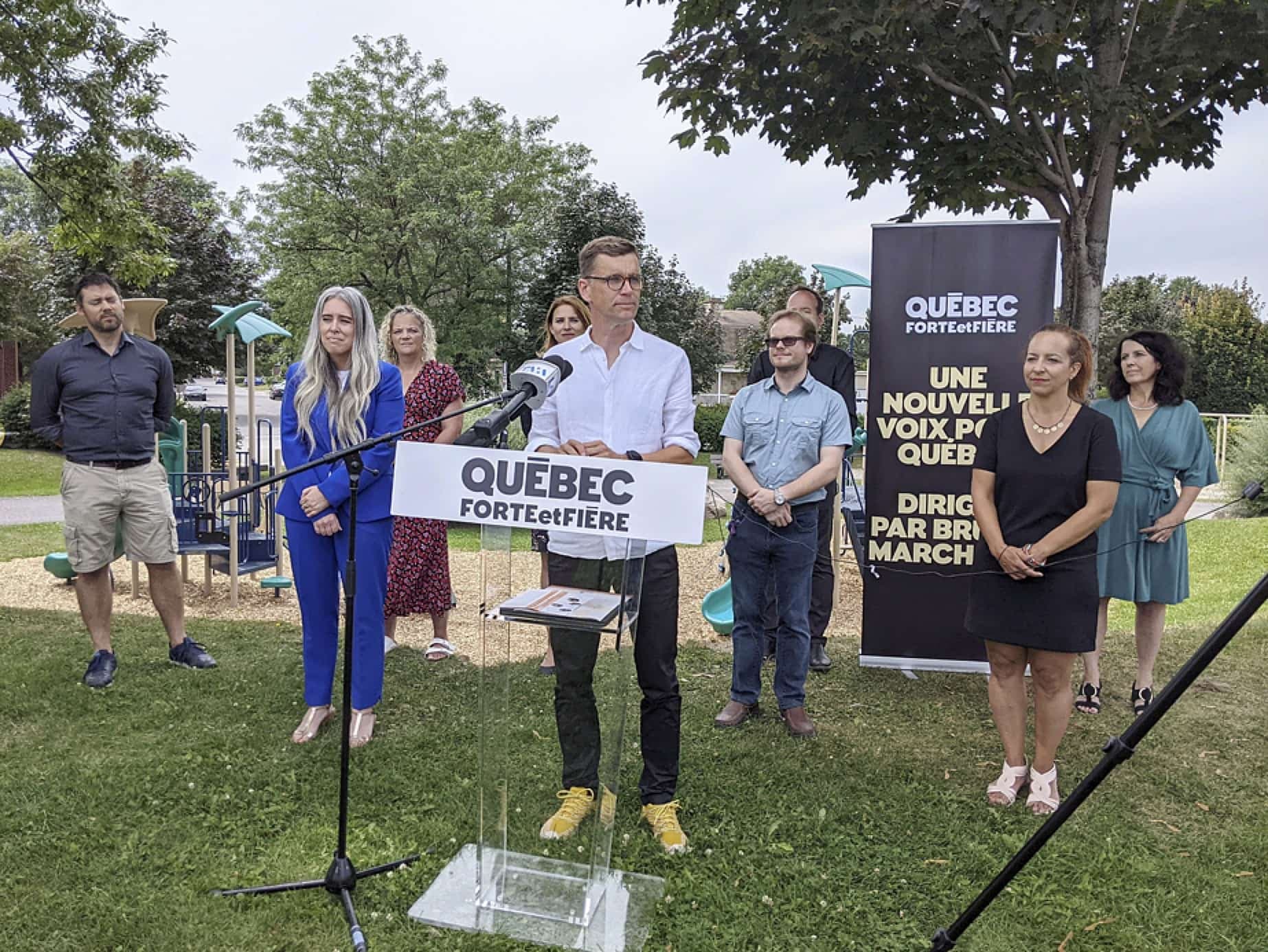 Le chef de Québec forte et fière, Bruno Marchand, lors d'une conférence de presse avec son équipe le jeudi 19 août 2021, à Vanier, portant sur ses engagements visant à «raviver le dynamisme des quartiers et le sentiment d'appartenance» des citoyens envers leur milieu.