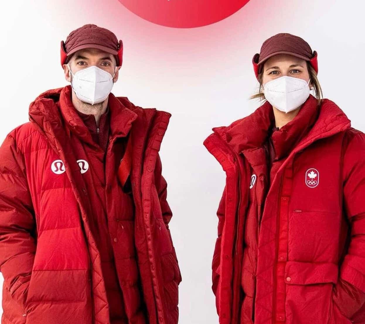 Le patineur de vitesse Charles Hamelin et la vedette de l’équipe de hockey féminine Marie-Philip Poulin photographiés après avoir été confirmés comme porte-drapeau de la délégation canadienne aux cérémonies d’ouverture des Jeux de Pékin.