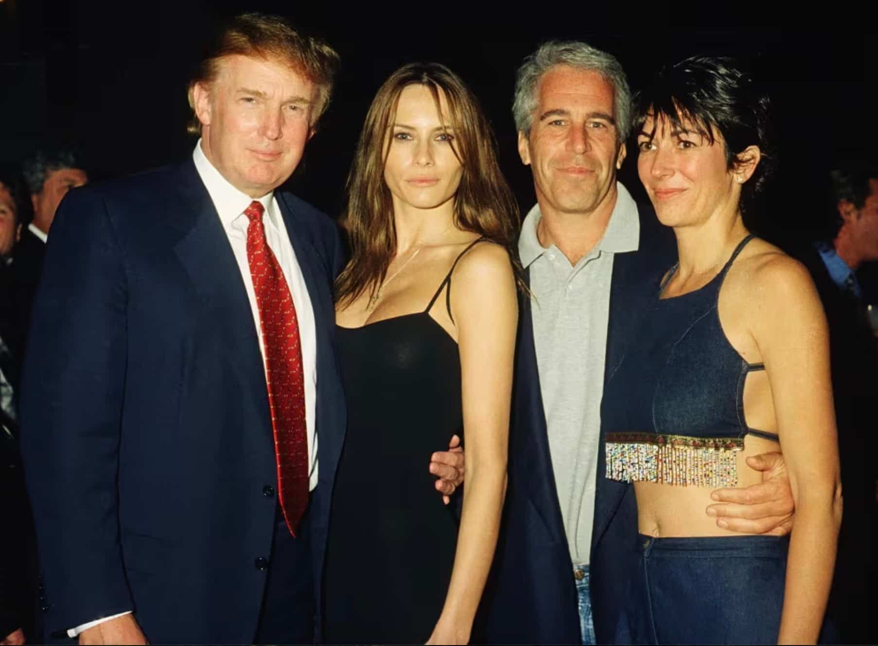 Donald Trump, à gauche, et son épouse, Melania Trump, sont photographiés avec Jeffrey Epstein et son associée Ghislaine Maxwell dans la propriété de Trump à Mar-a-Lago à Palm Beach, en Floride, en février 2000.