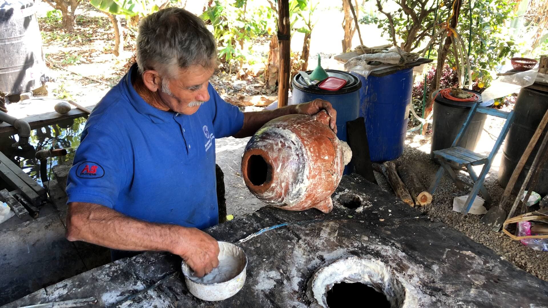 L'homme distille ses gins de manière équitable et éco-responsable.