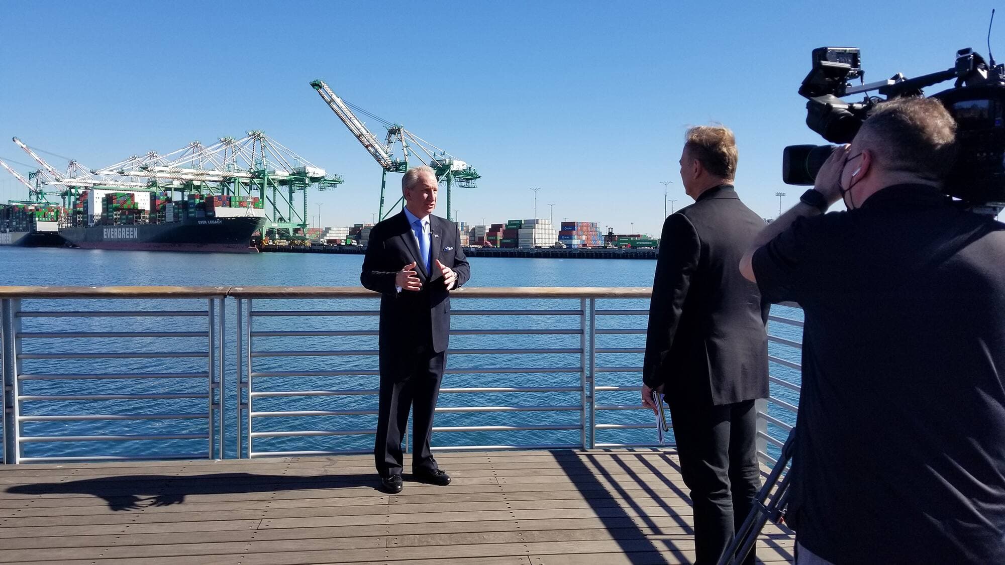 Eugene Seroka, devant le port de Los Angeles.