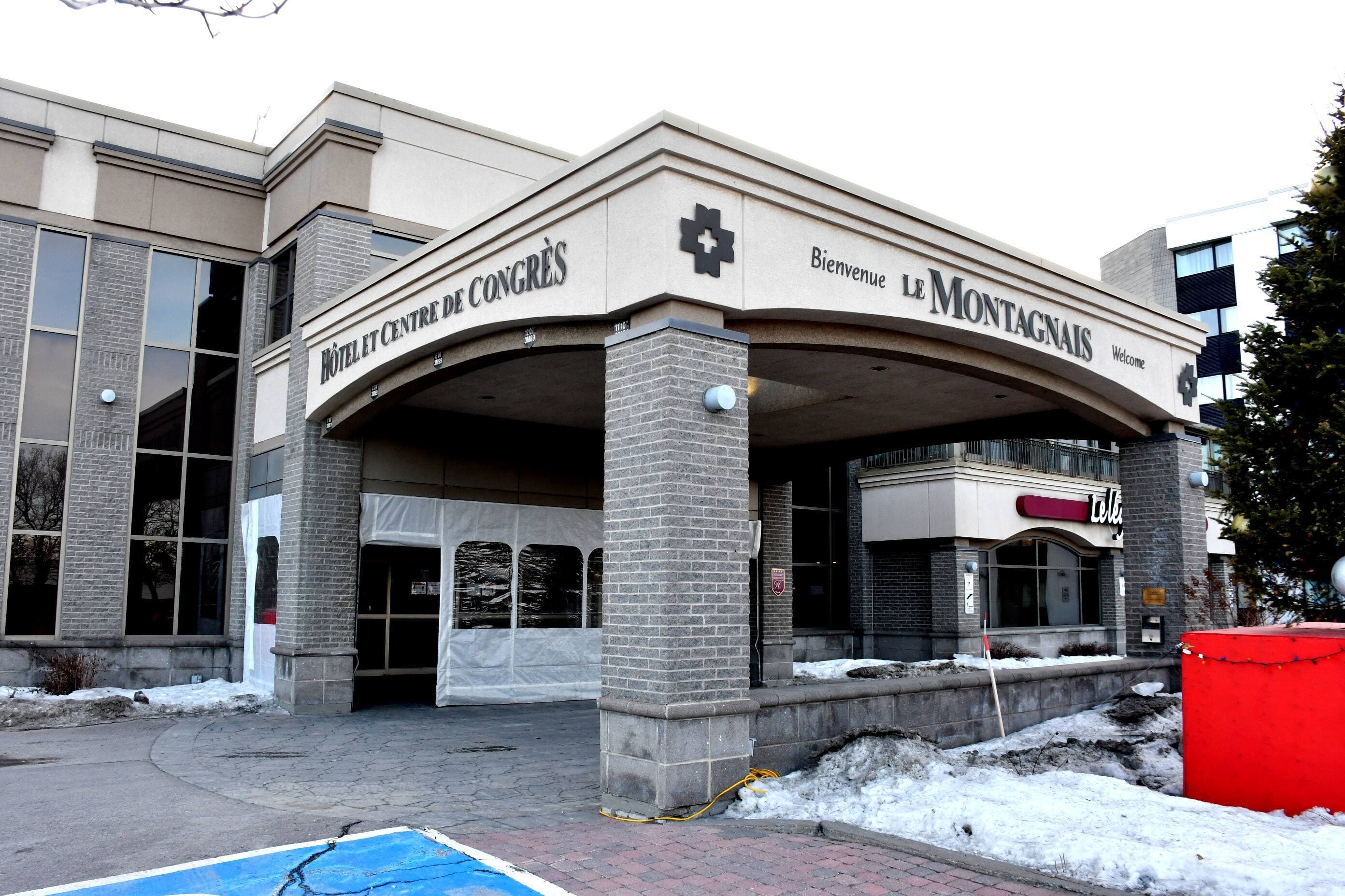 Les policiers sont intervenus à l’Hôtel Le Montagnais, à Chicoutimi, où ils ont découvert 16 personnes festoyant dans une seule chambre.