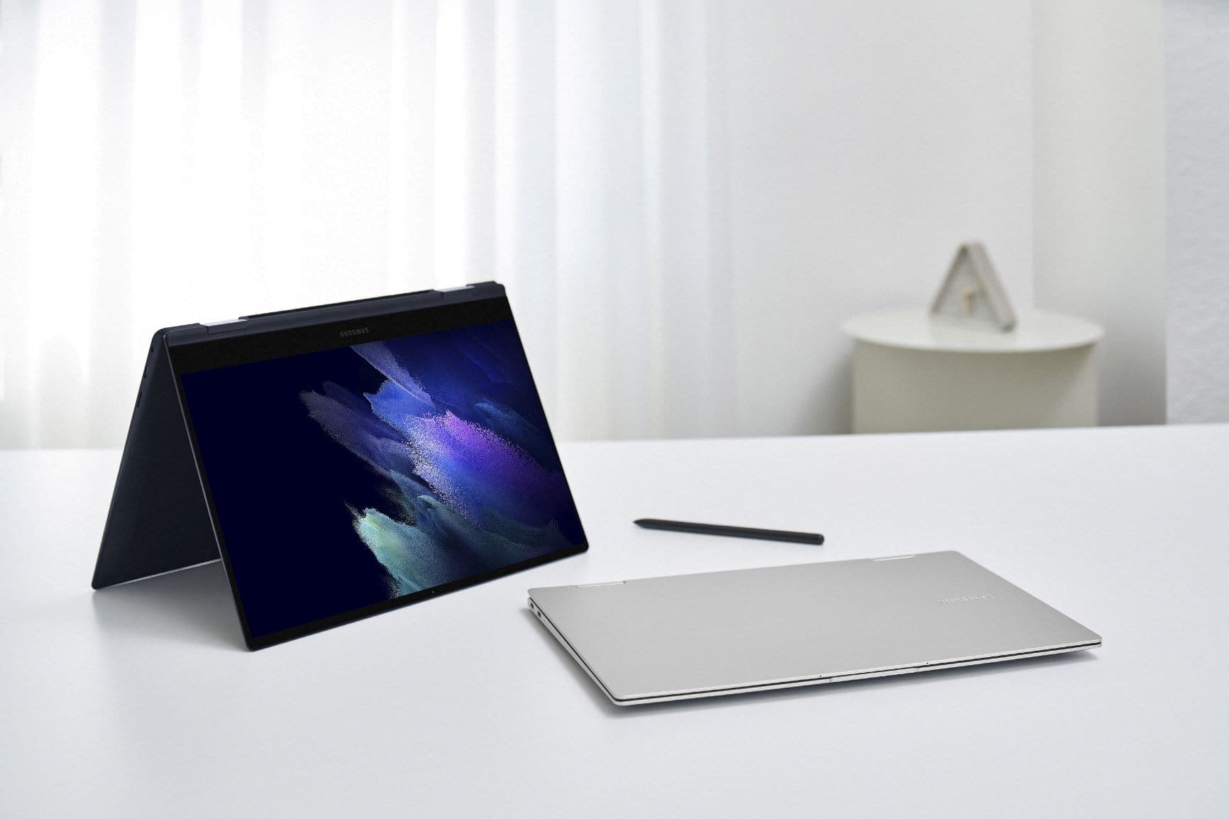 L’écran tactile du Galaxy Book Pro 360 peut être retourné pour transformer l’ordinateur en tablette.