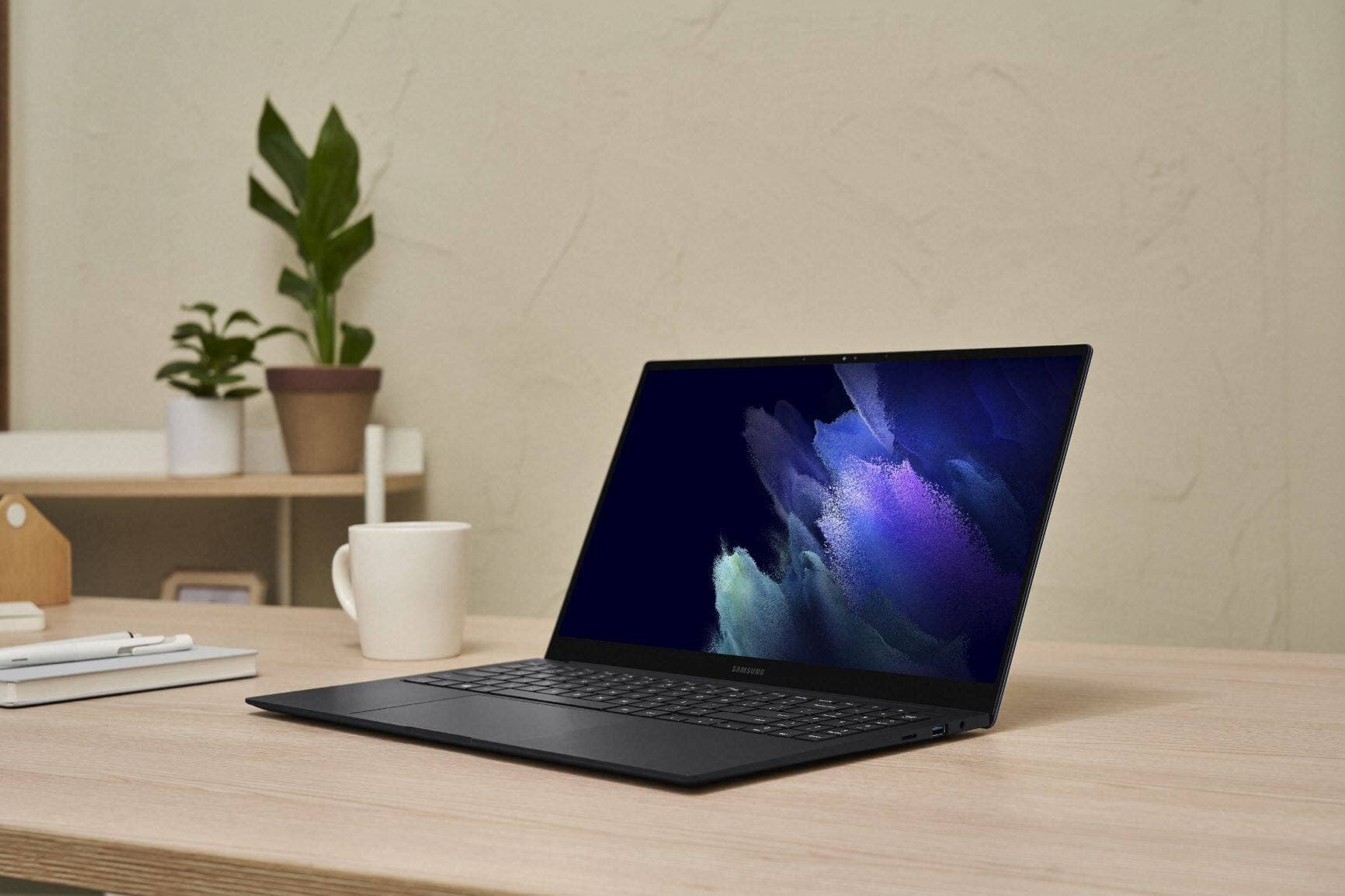 L’écran Super AMOLED des Galaxy Book Pro et Book Pro 360 devrait leur assurer des noirs profonds, une bonne luminosité en mode HDR et des couleurs riches