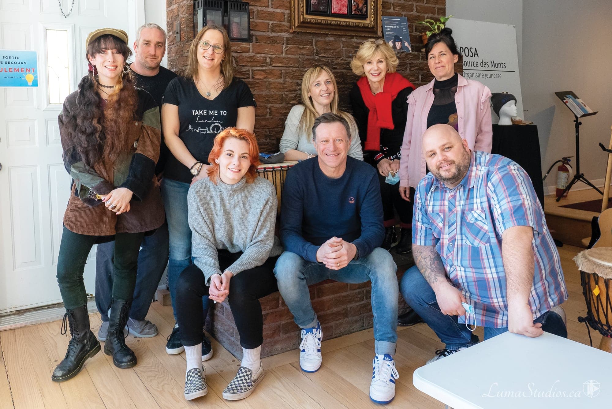 Il a posé avec la bienveillante équipe des employés, dont Philippe Vaillancourt (à droite), l’intervenant en charge des jeunes.