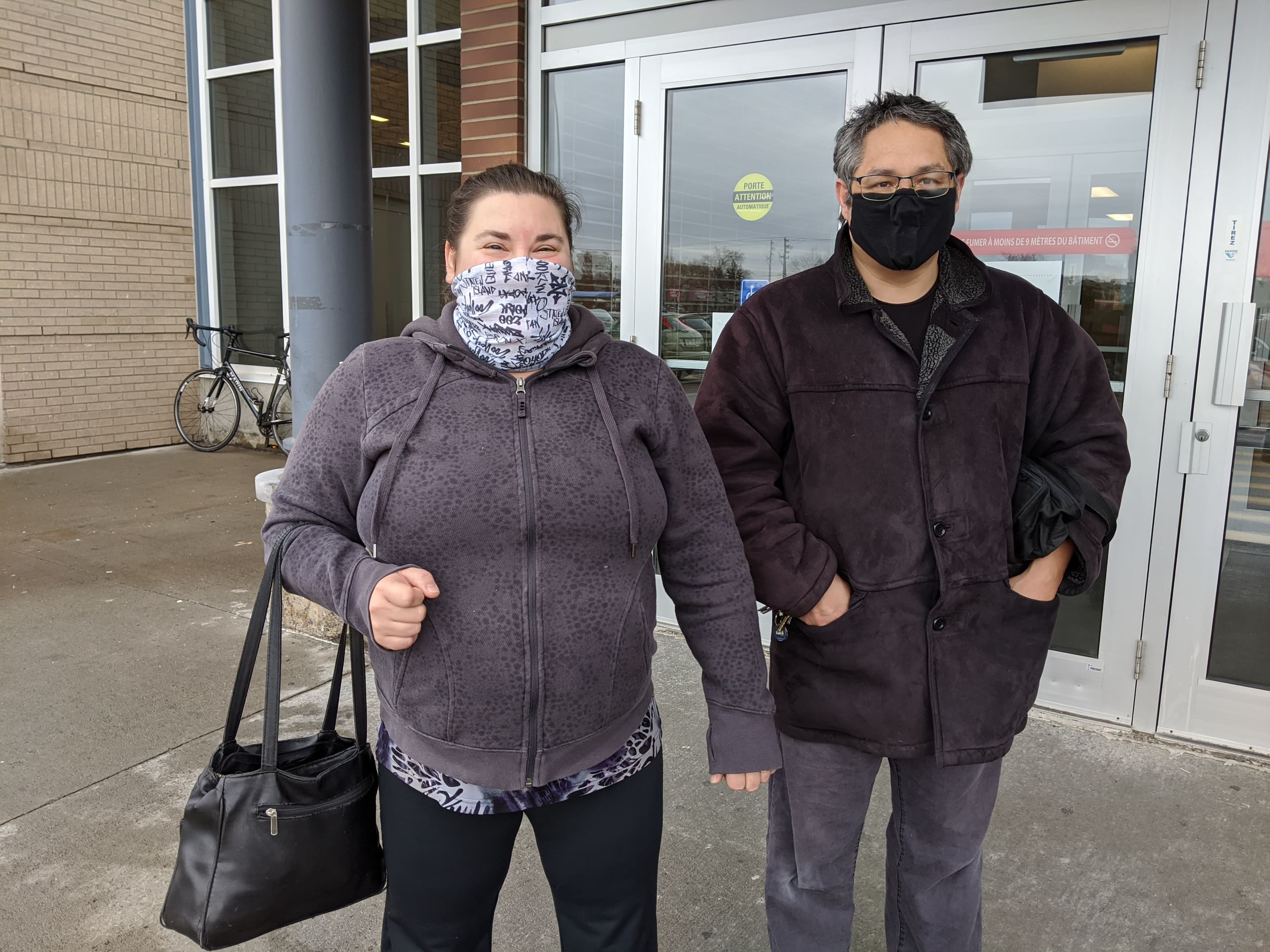«Il y a toujours des gens qui ne veulent pas comprendre», affirment Mélanie Hamel et Davis Nguen, à la sortie du centre commercial Place Fleur de Lys.