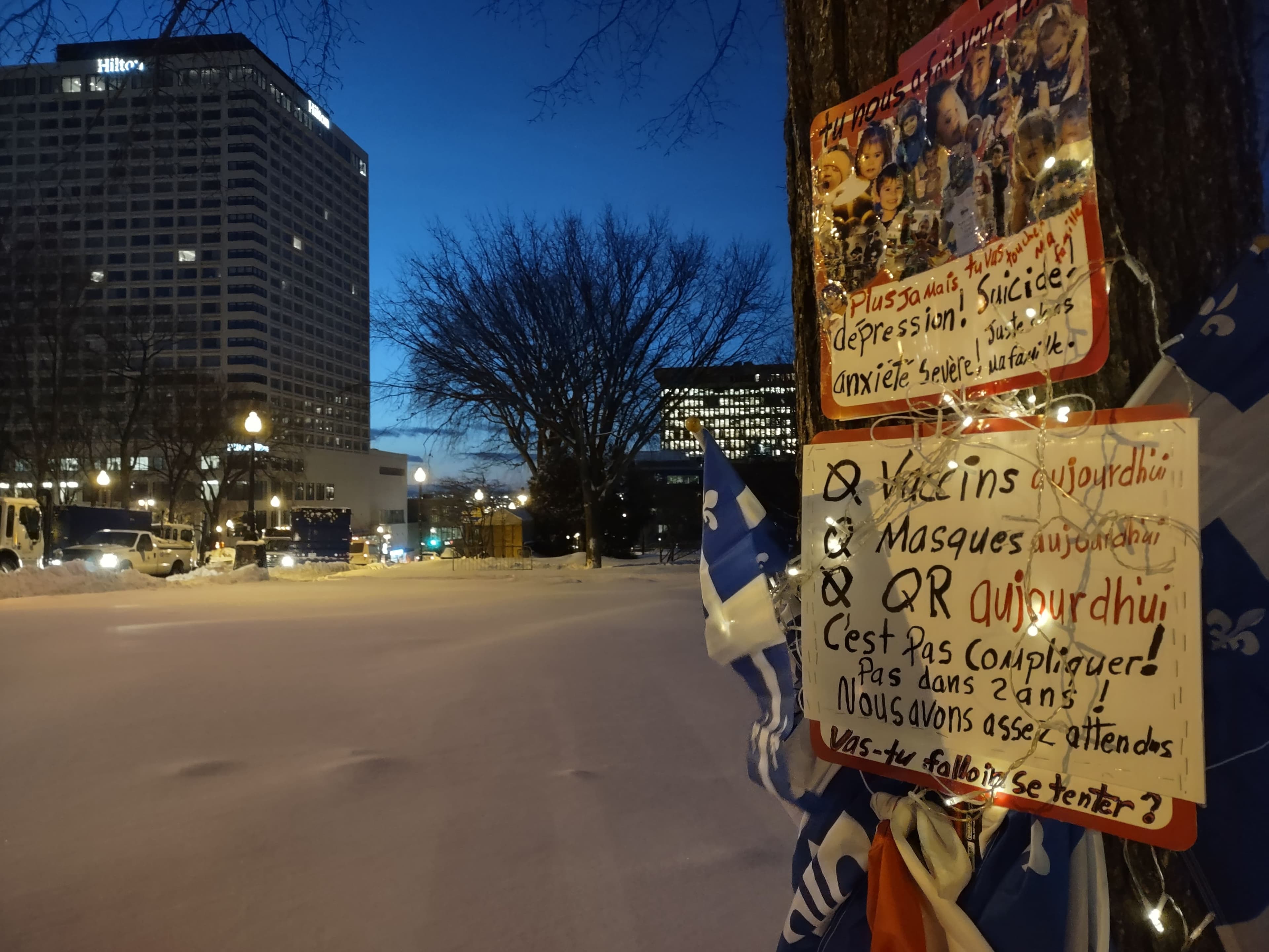 Des pancartes pro-convoi et des drapeaux près du parlement.