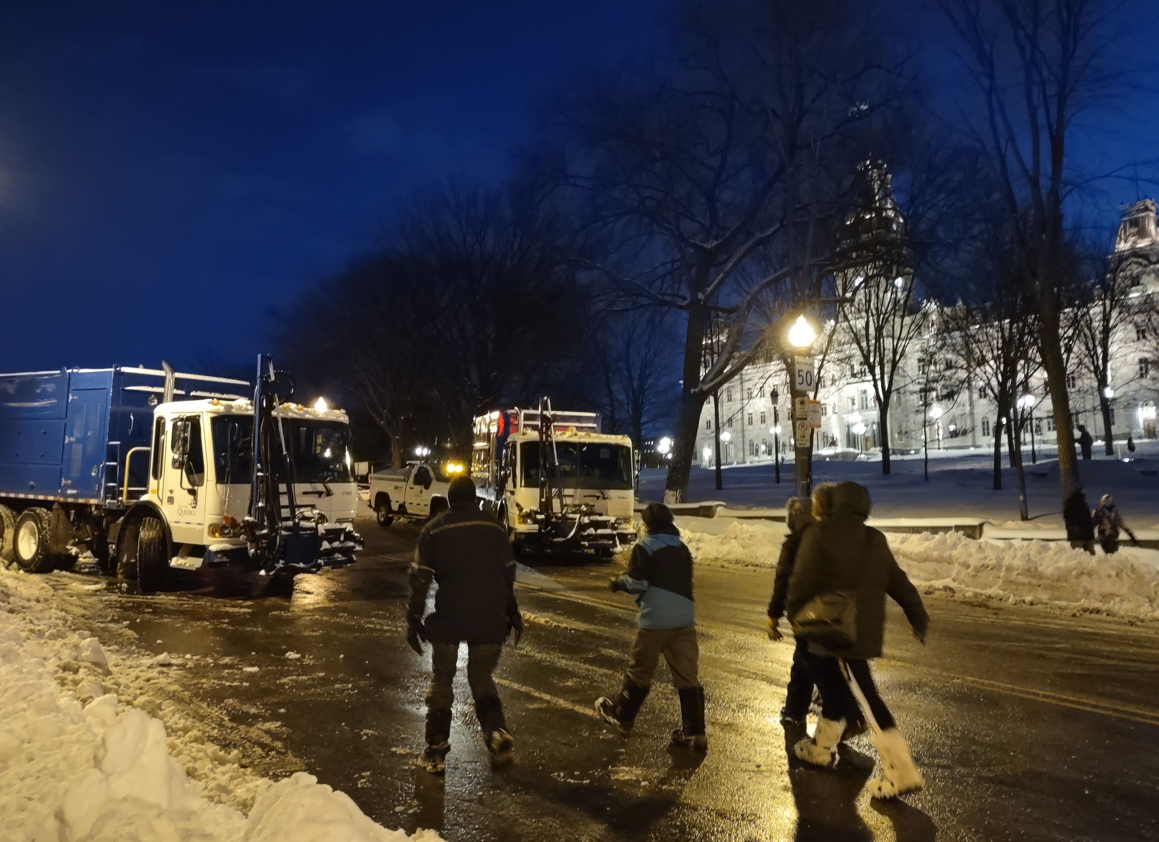 Des camions-citernes bloquaient l’accès, non loin.