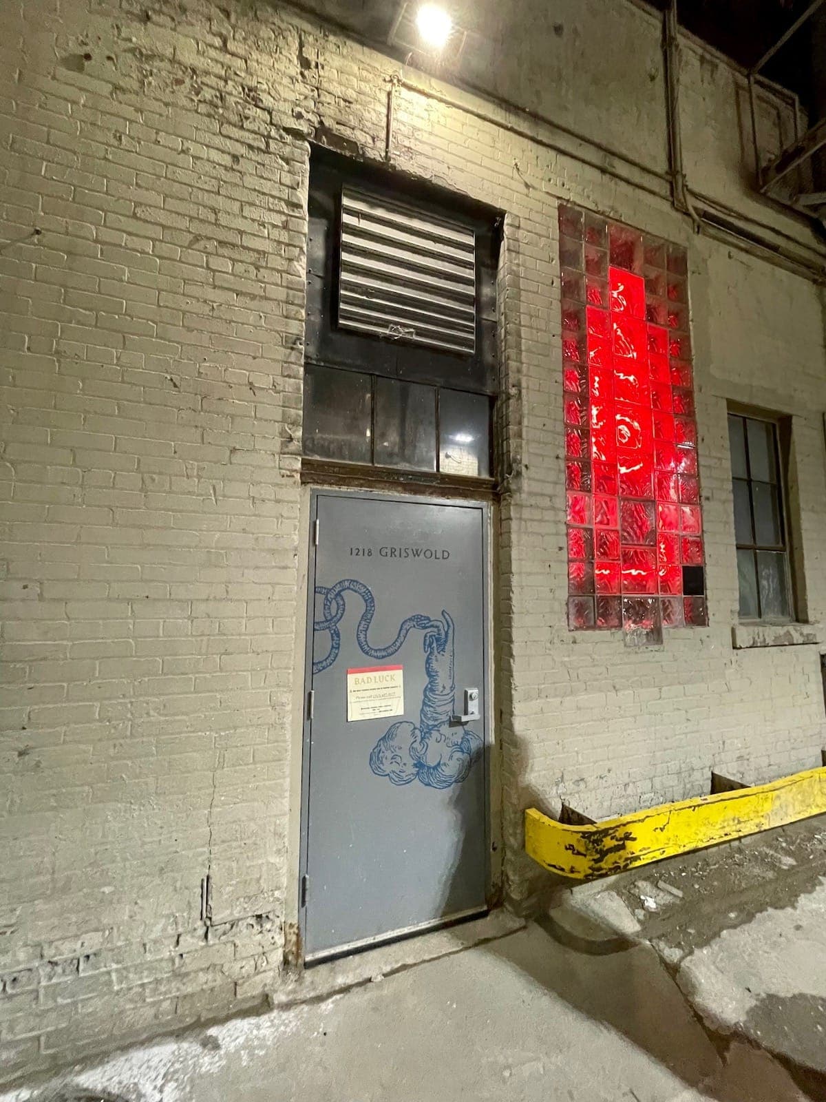 De belles surprises vous attendent derrière ce genre de portes... Ici, le Bad Luck Bar.