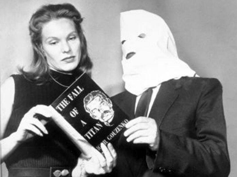 Toute sa vie après sa défection, Igor Gouzenko a porté un masque en public pour garder l’anonymat, de crainte d’être attaqué par les services secrets soviétiques.