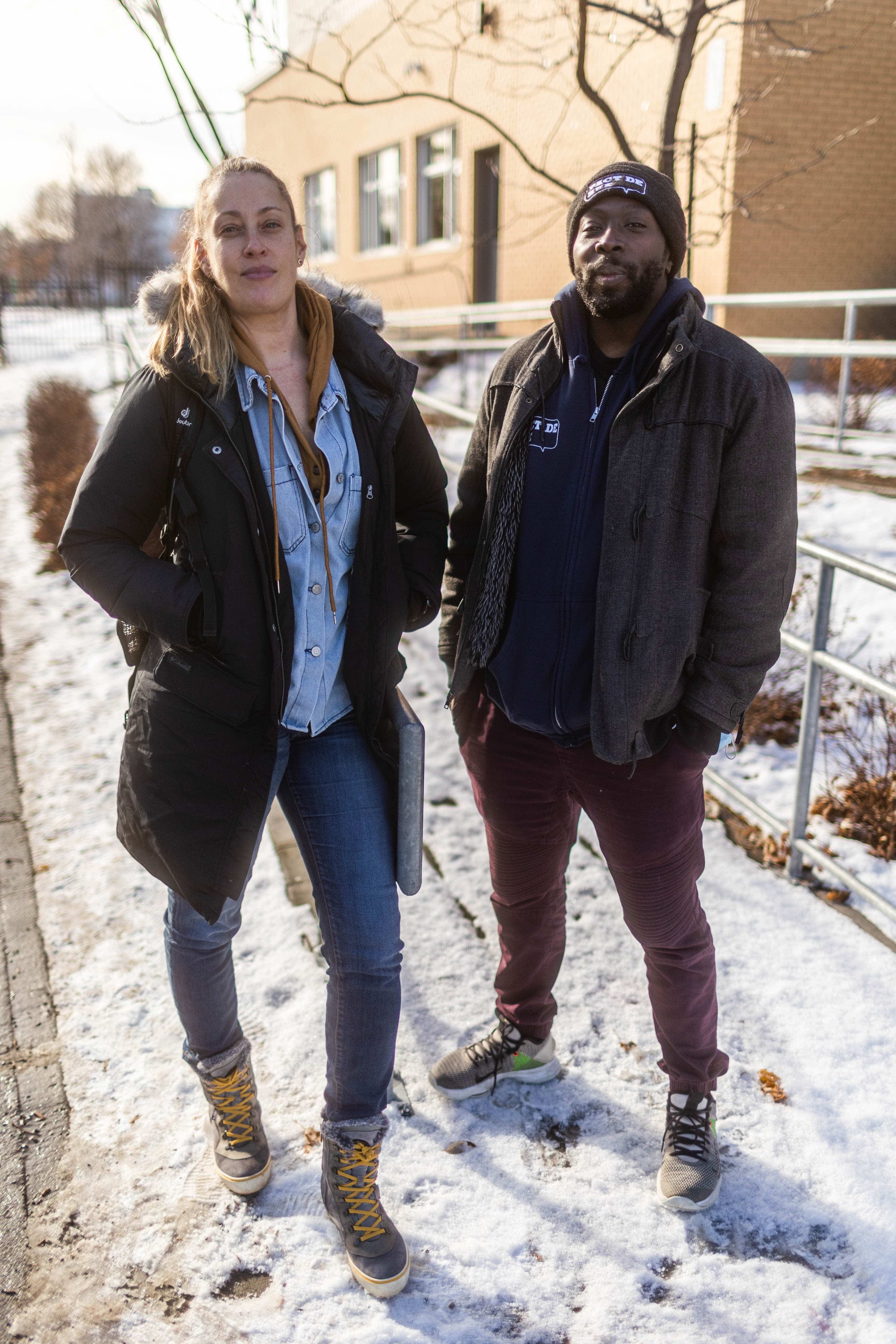 Judith Paradis et Donald Maisonneuve, travailleurs de rue pour l'organisme Pact de rue. Donald Maisonneuve coache plusieurs équipes sportives à l'école Joseph-François-Perrault, que fréquentait Thomas Trudel, cet adolescent décédé par balle dans le quartier Saint-Michel.