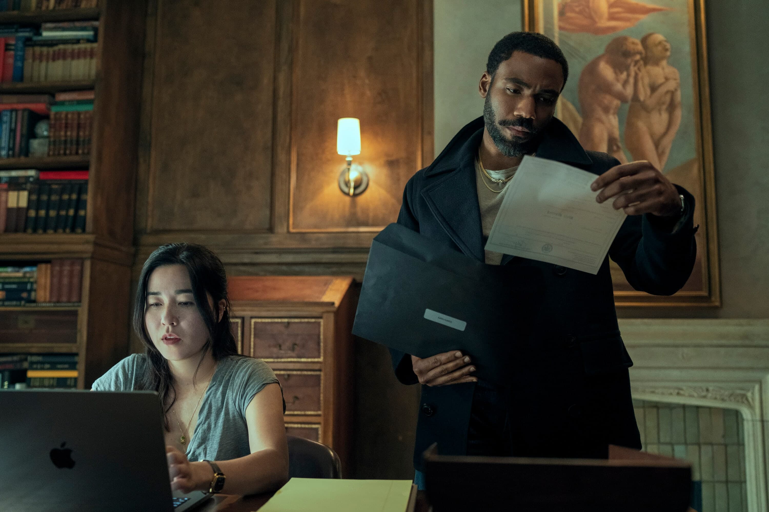 Maya Erskine et Donald Glover dans la série Monsieur et Madame Smith.