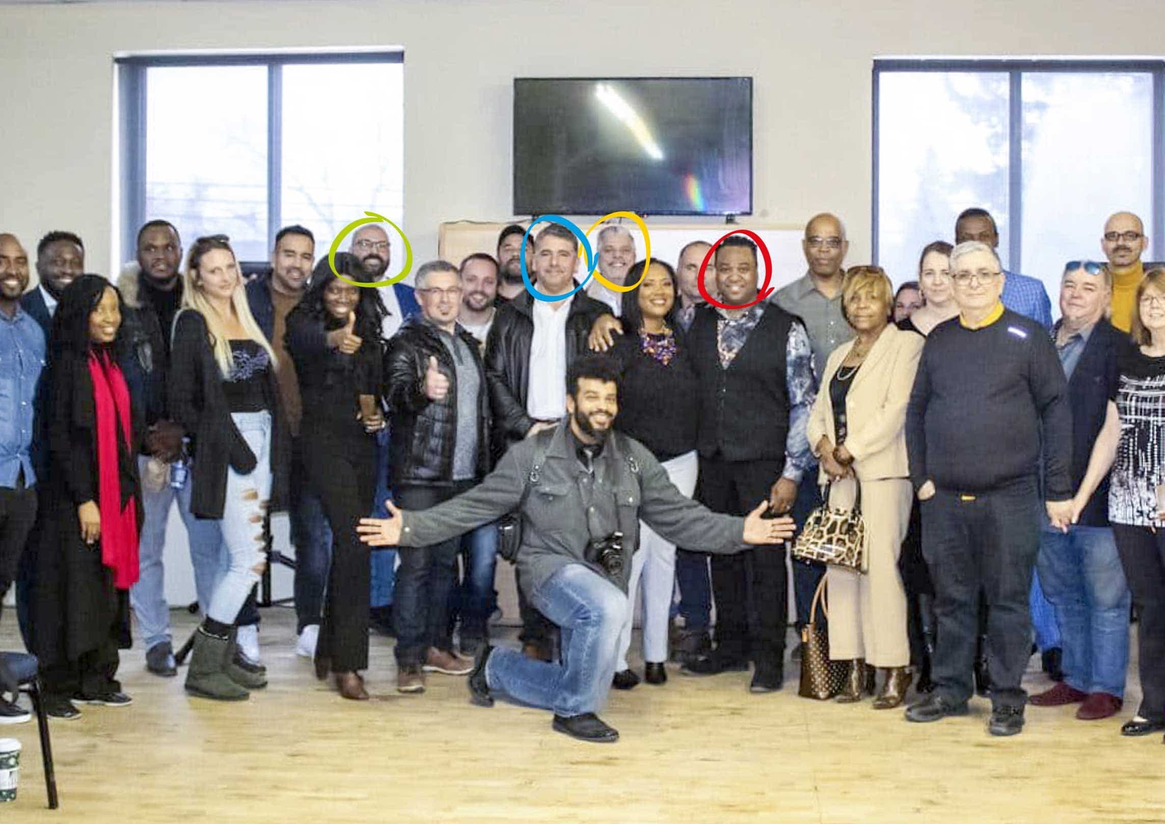 Des participants à la cérémonie du pasteur Carlos Norbal (encerclé en rouge), dimanche dernier. On peut y voir notamment des figures du mouvement complotiste, Alexis Cossette-Trudel (bleu), André Pitre (jaune) et l’ex-policier Maxime Ouimet (vert).