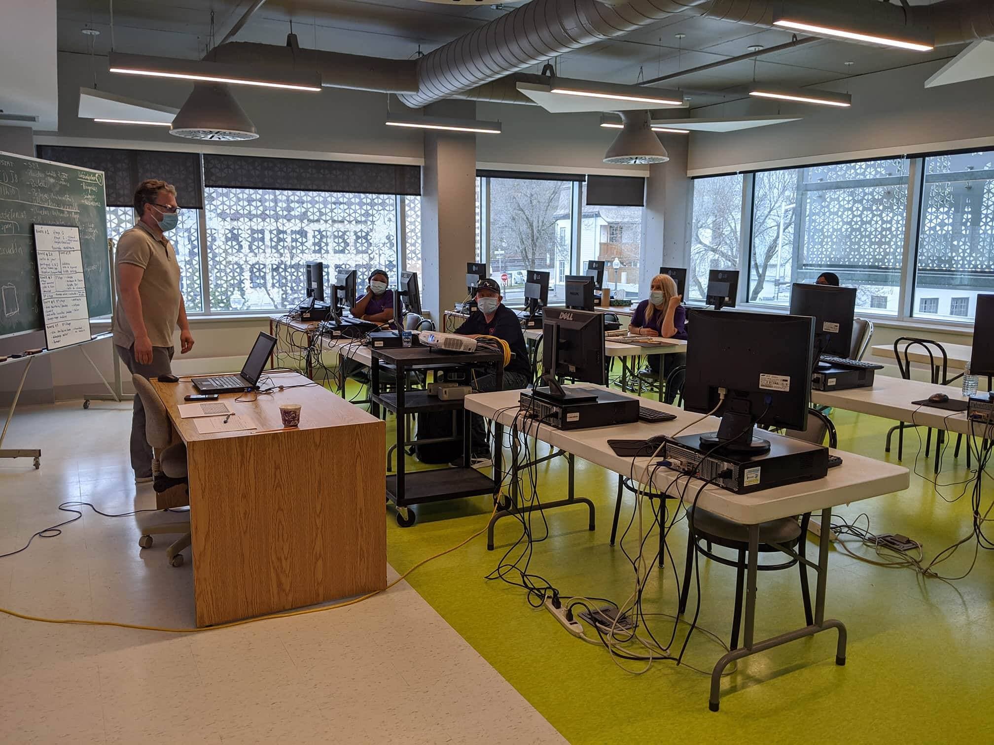 Frédéric Moffet, enseignant en intégration socioprofessionnelle, aide les personnes ayant vécu des difficultés à réintégrer le marché du travail.