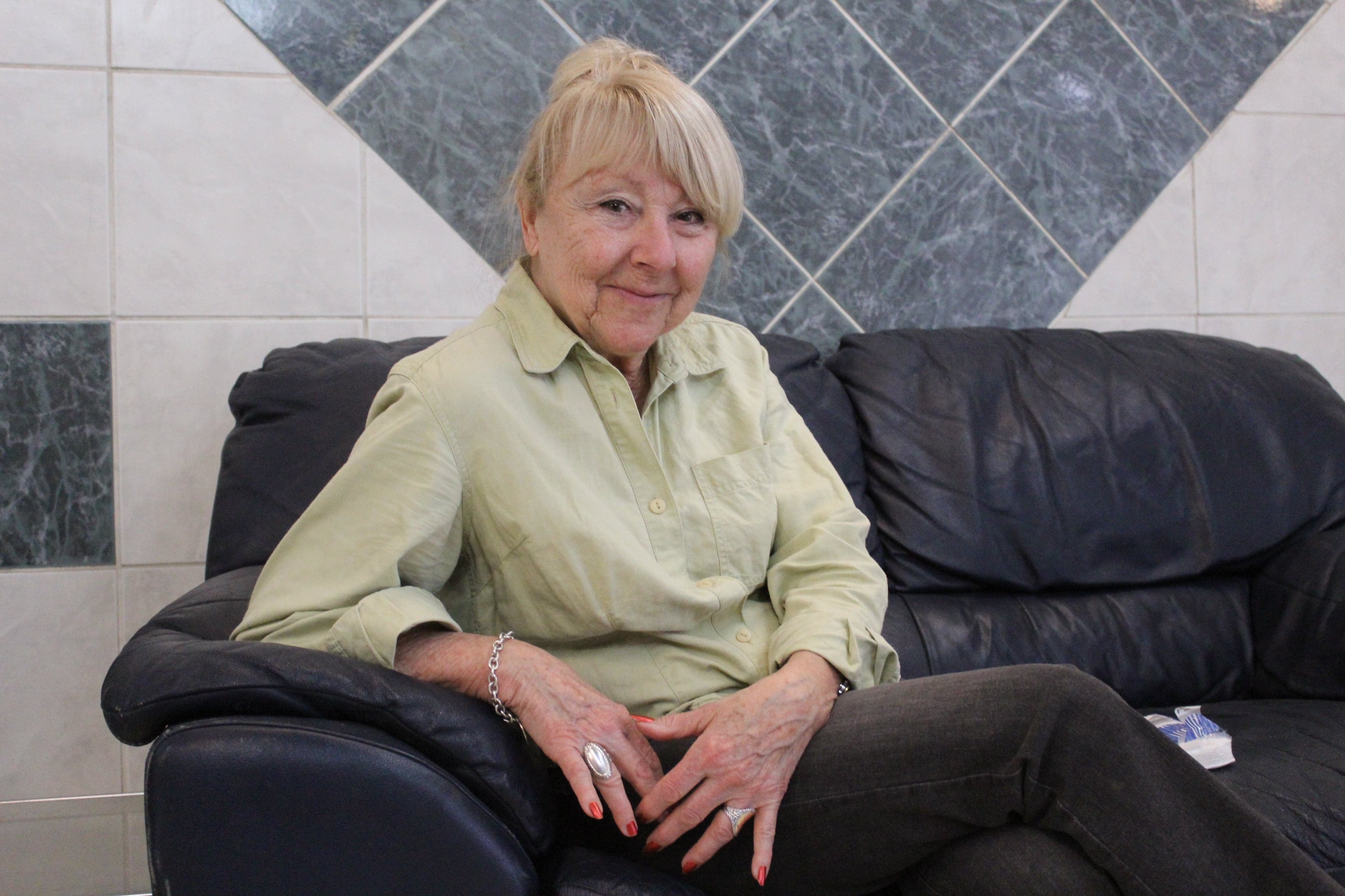 Maggie Sawyer sur le canapé du rez-de-chaussée du Manoir Lafontaine