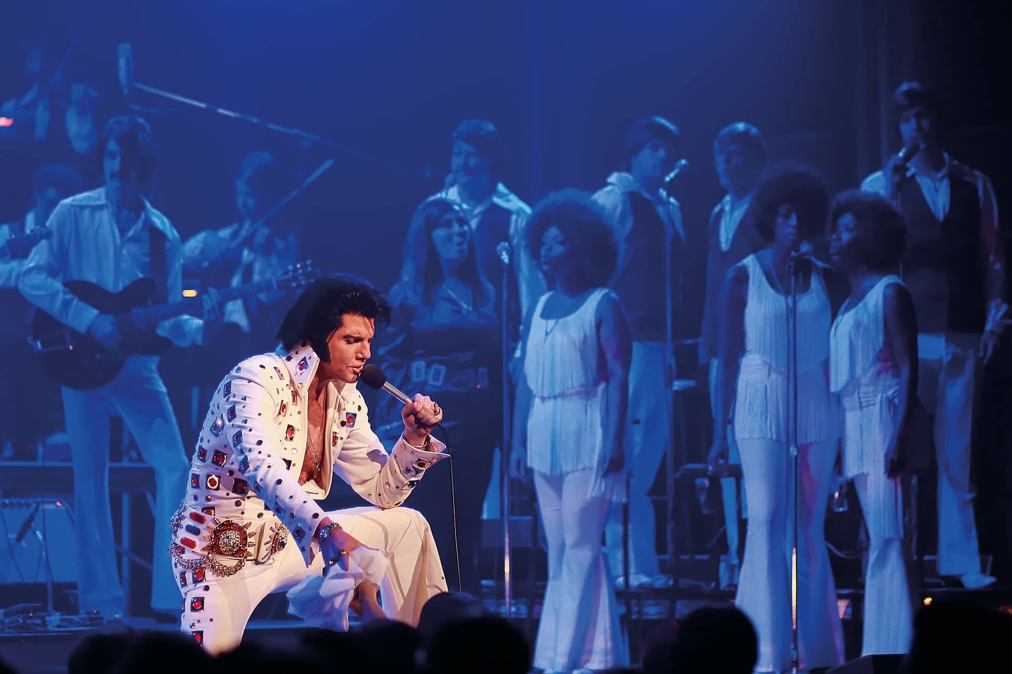 C’est entouré de 15 musiciens et 8 choristes que Martin se présentera pour la dernière fois sous les traits d’Elvis.