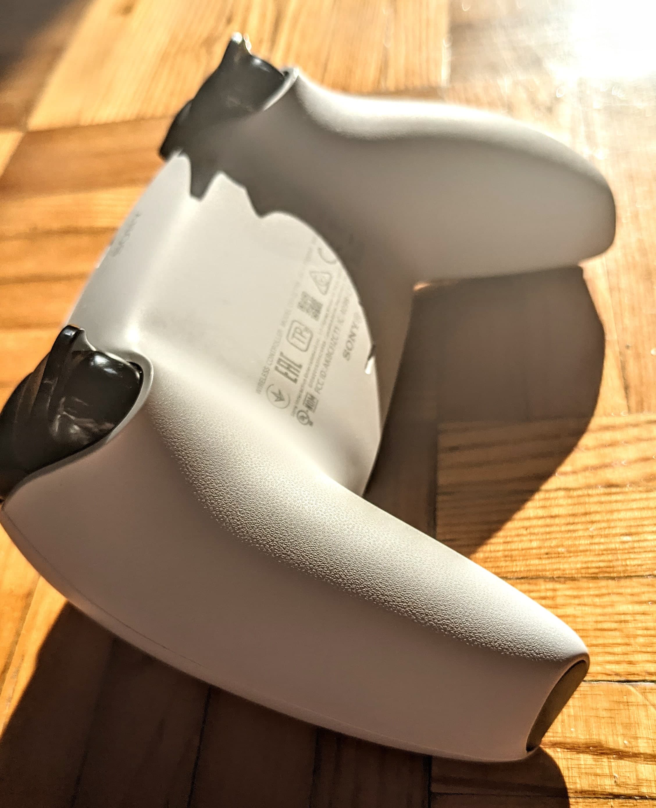 La texture des poignées de la manette DualSense