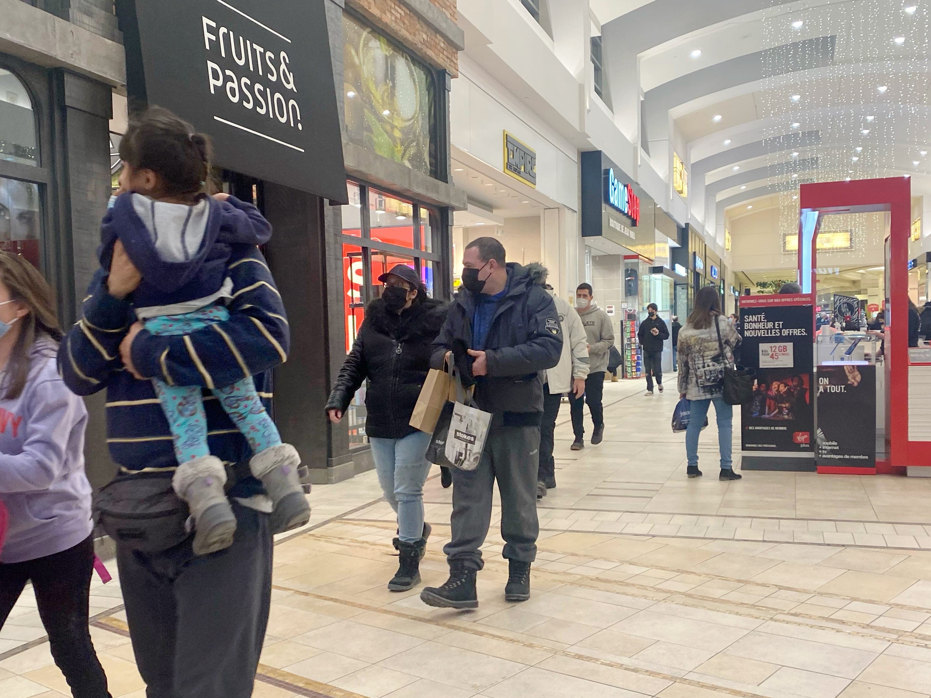 Photo prise hier dans un centre commercial de la Rive-Nord de Montréal, où tout le monde portait religieusement son masque.