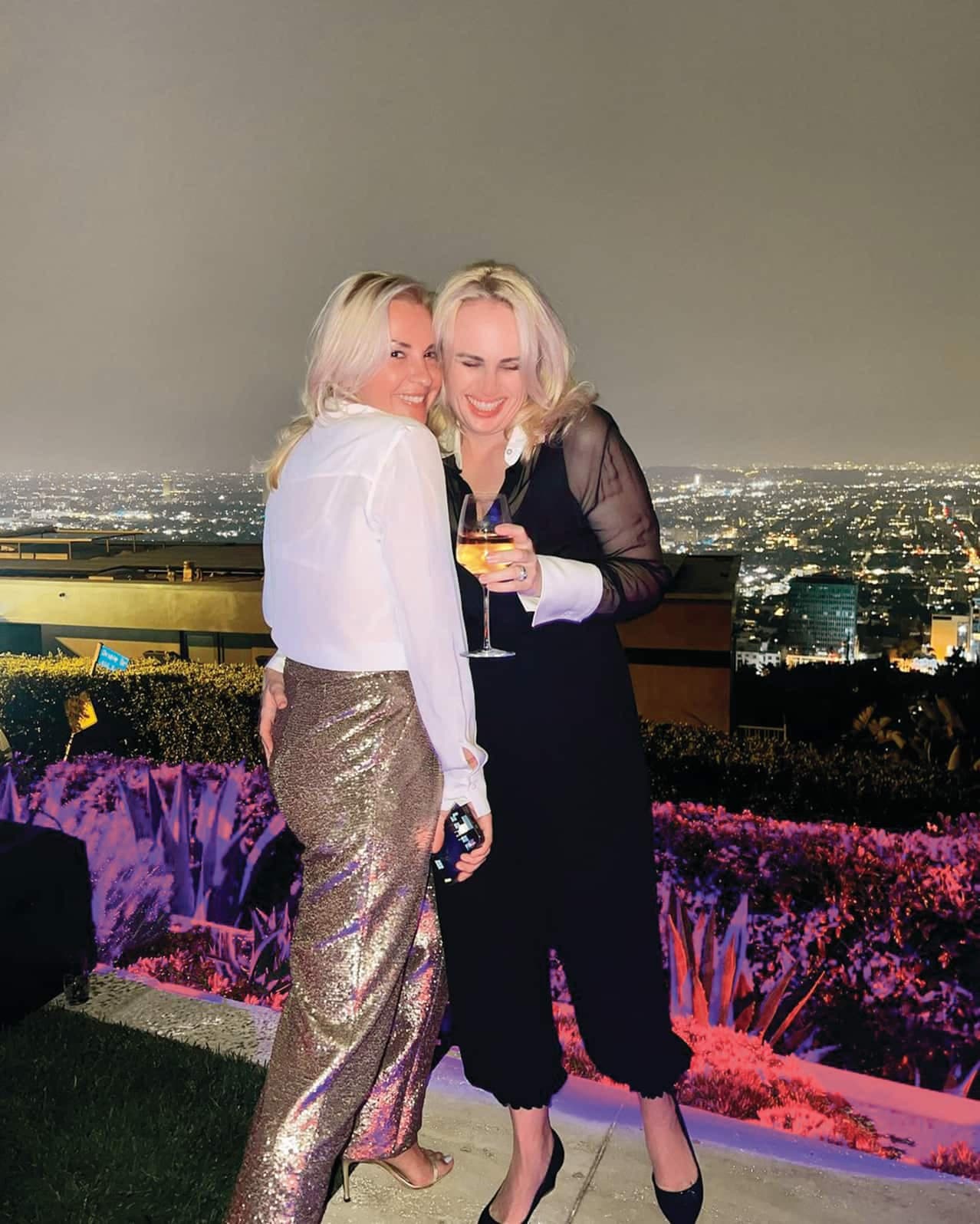 Avec sa conjointe Ramona à une fête.