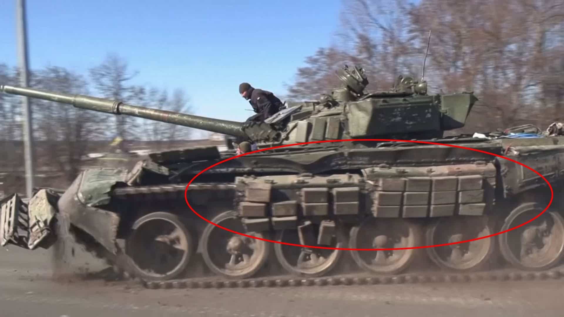 Les explosifs situés dans les plaquettes sur les côtés repoussent les missiles. | capture d'écran Reuters