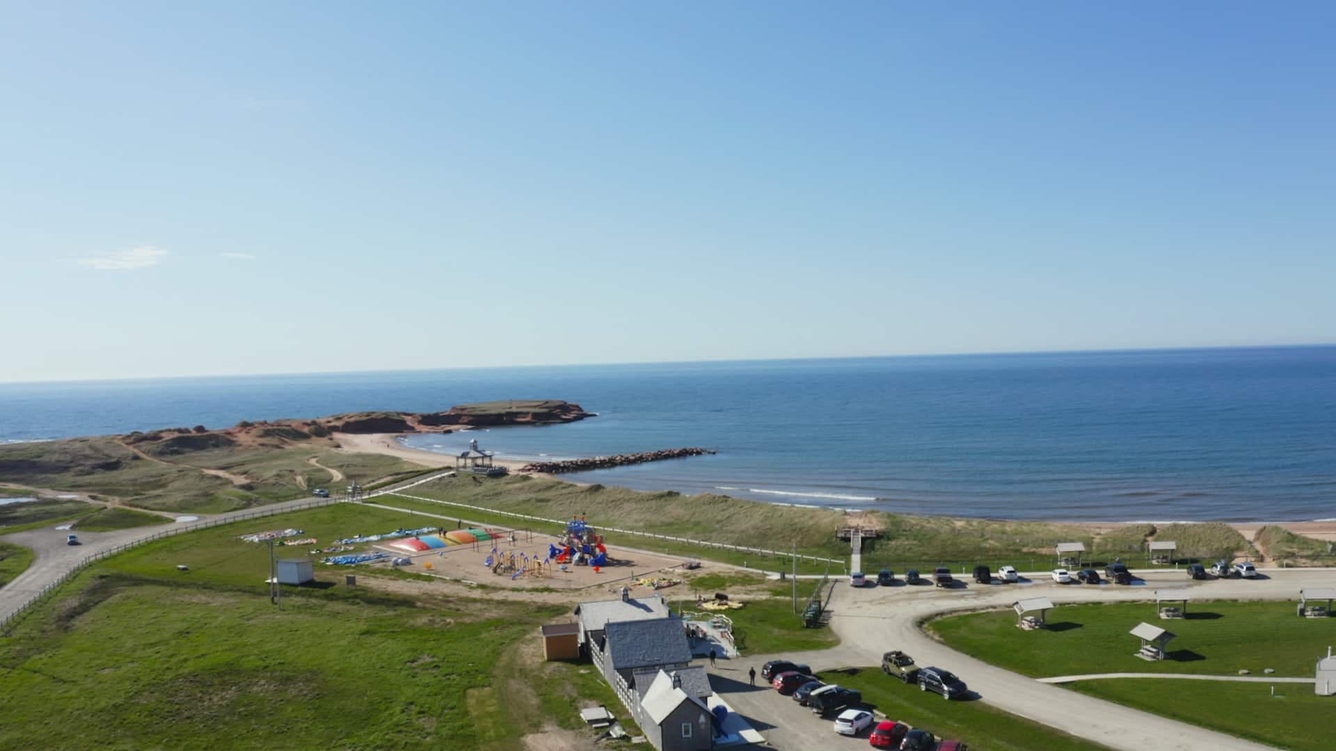 À Fatima, La Shed, en bas de la photo, côtoie la plage de l'Anse aux baleiniers.