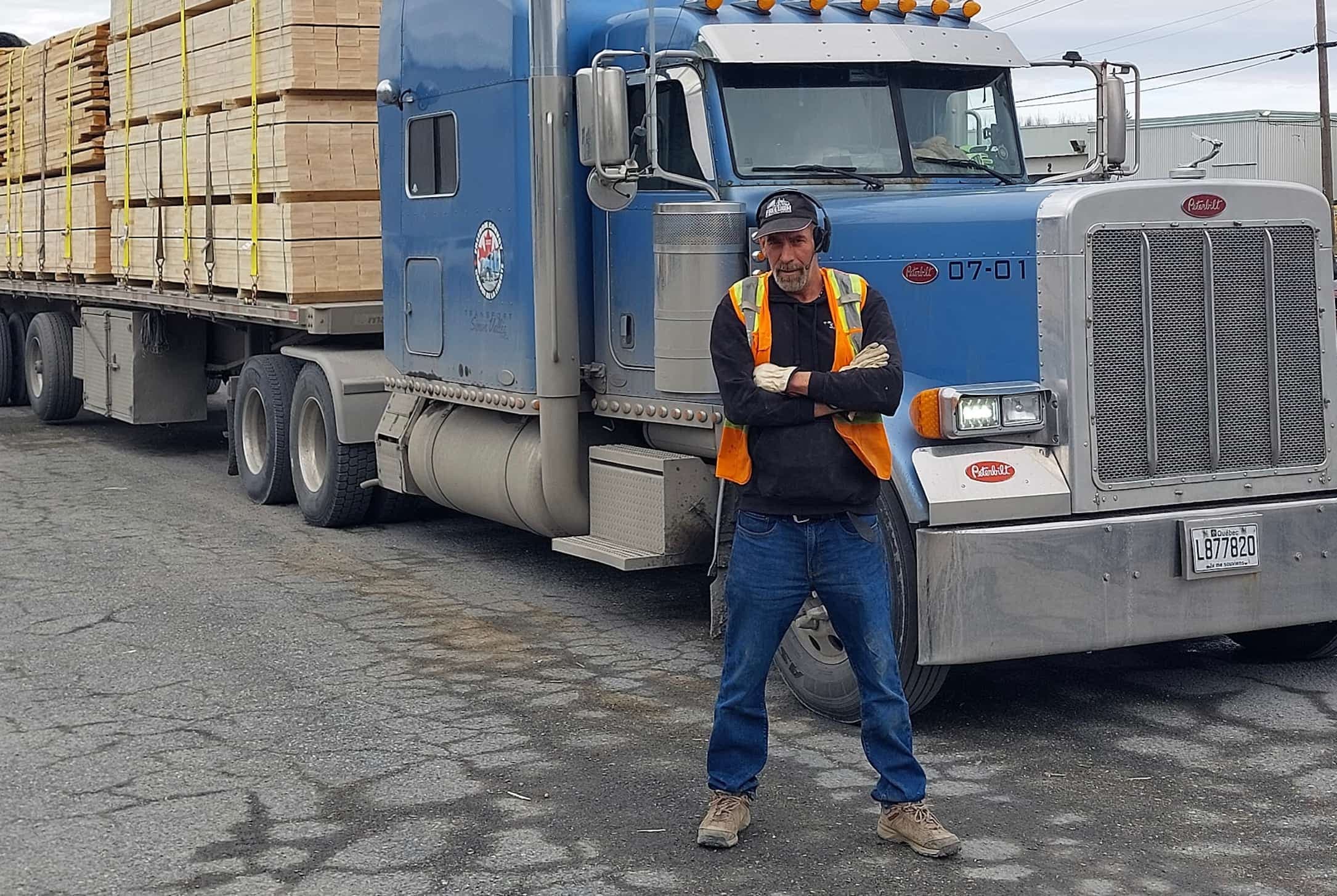 Simon Vallée, propriétaire‑chauffeur de Transport Simon Vallée inc., craint que la hausse du prix du carburant ne fasse très mal aux camionneurs comme lui qui ont leur petite entreprise. On le voit ici à Saint-Côme-Linière, le 9 mars 2026.