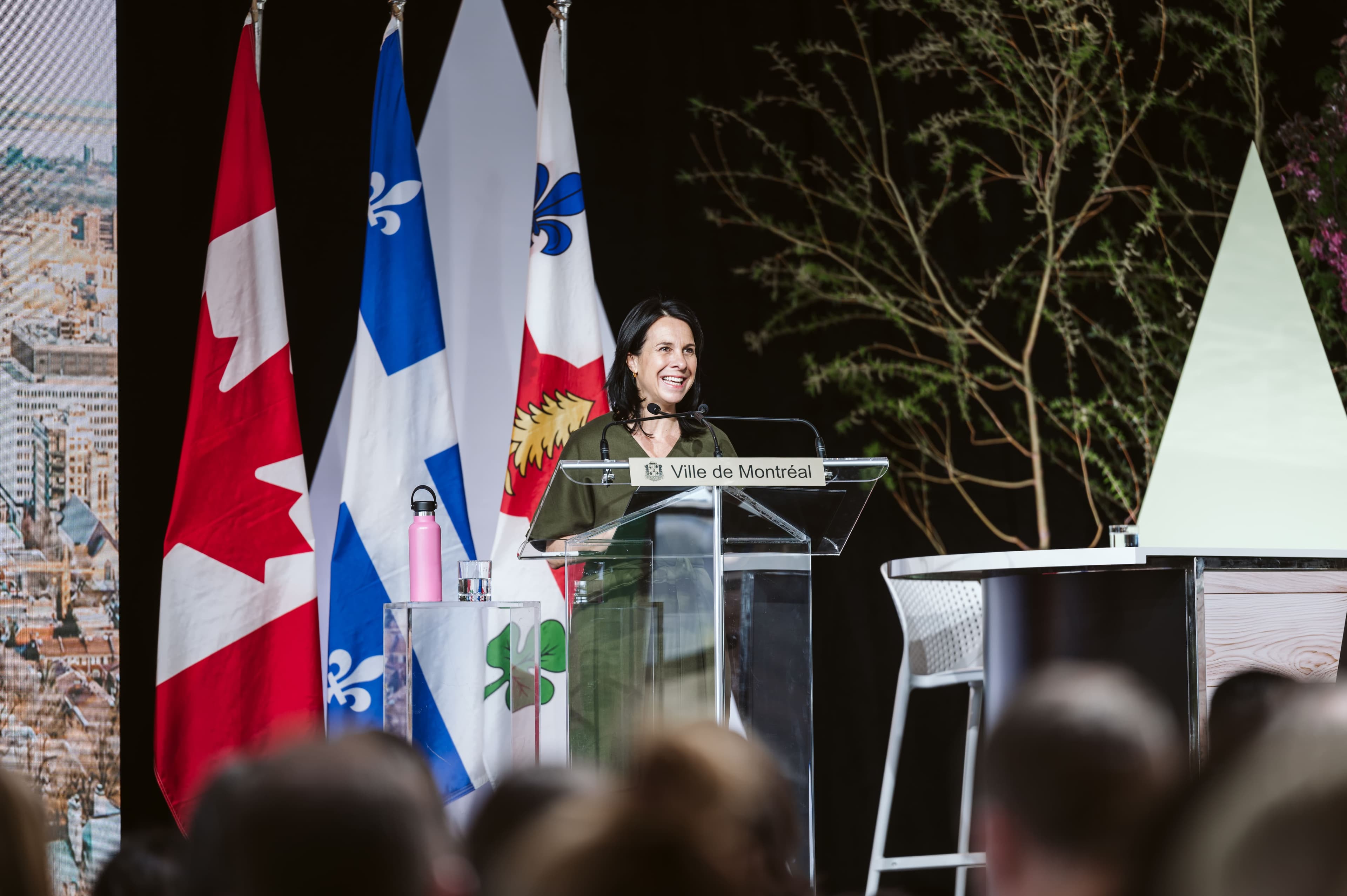 La mairesse de Montréal Valérie Plante a livré un vibrant plaidoyer en faveur du transport en commun lors du Sommet climat Montréal le mardi 7 mai 2024 au Quai du Vieux-Port.