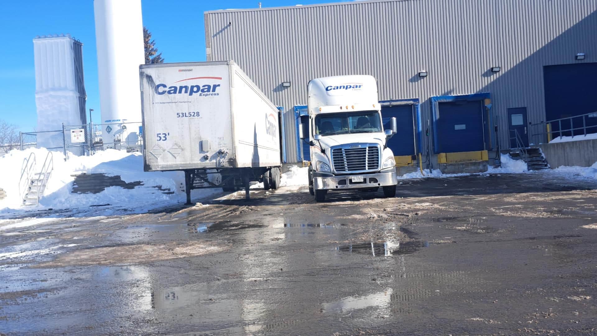 Les camions de la filiale Canpar à l'usine de TFI International à Boisbriand.