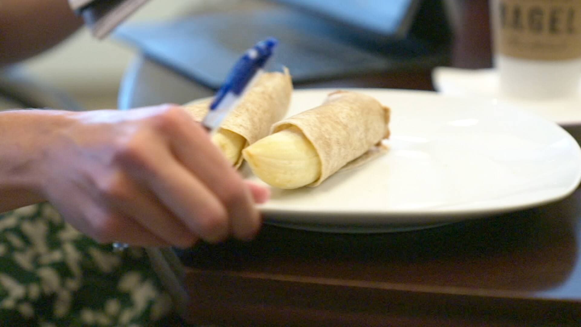 Le lunch d’une attachée politique : une banane enrobée dans une tortilla.