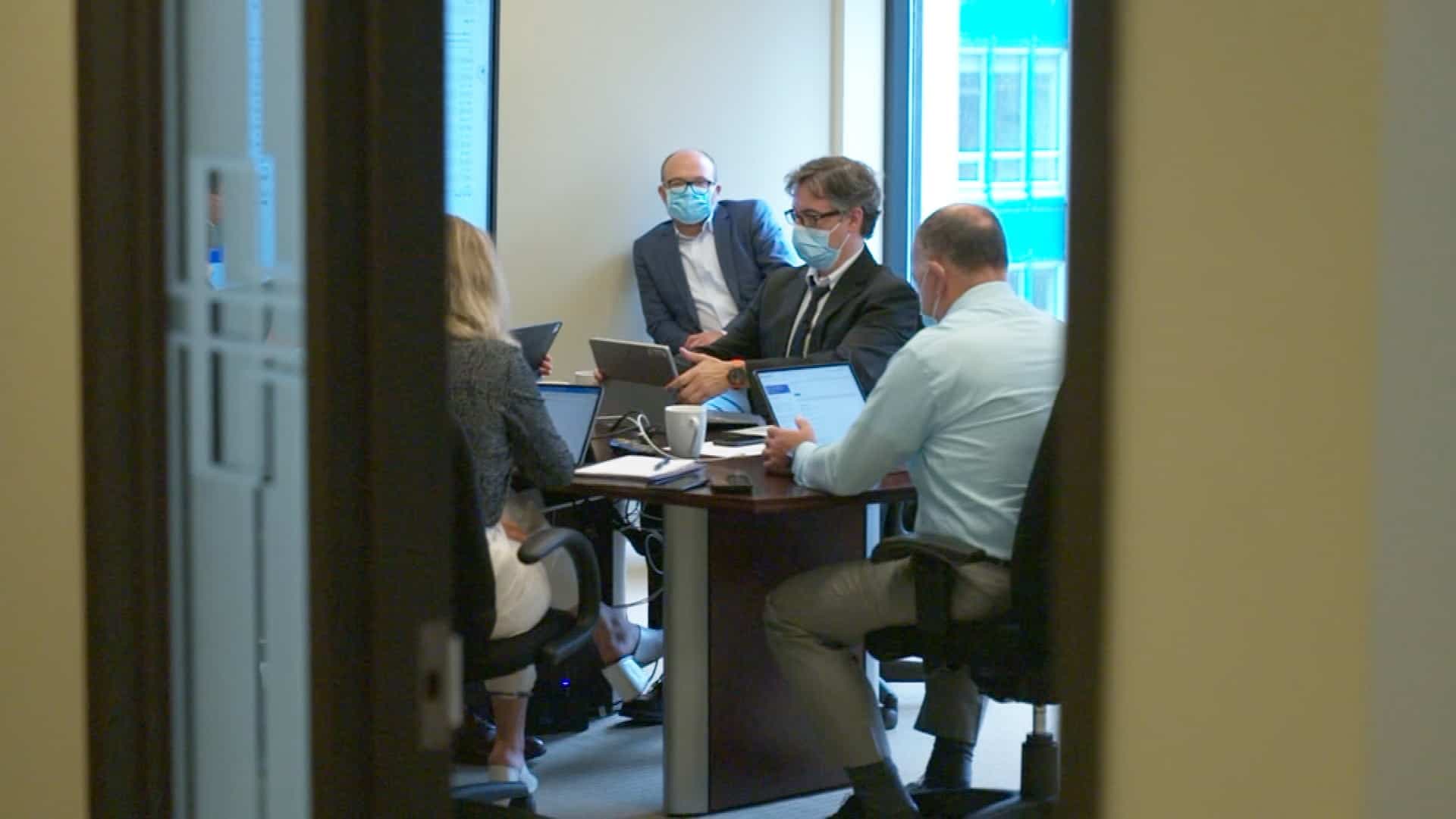 Notre journaliste Félix Séguin avait accès aux réunions à huis clos de Christian Dubé et de son équipe.