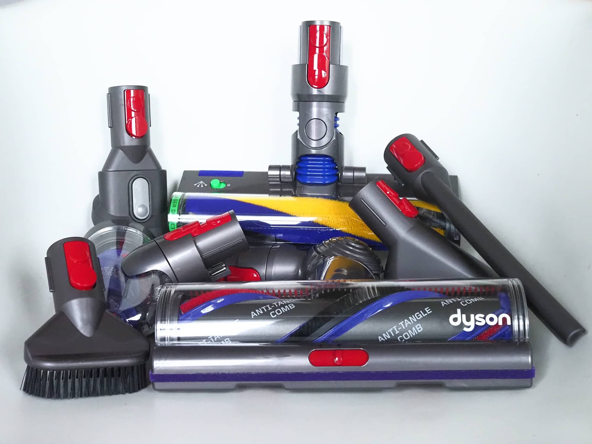 À 949$, quelque chose pour ranger les nombreux accessoires de la Dyson V15 Detect ne serait pas de refus.