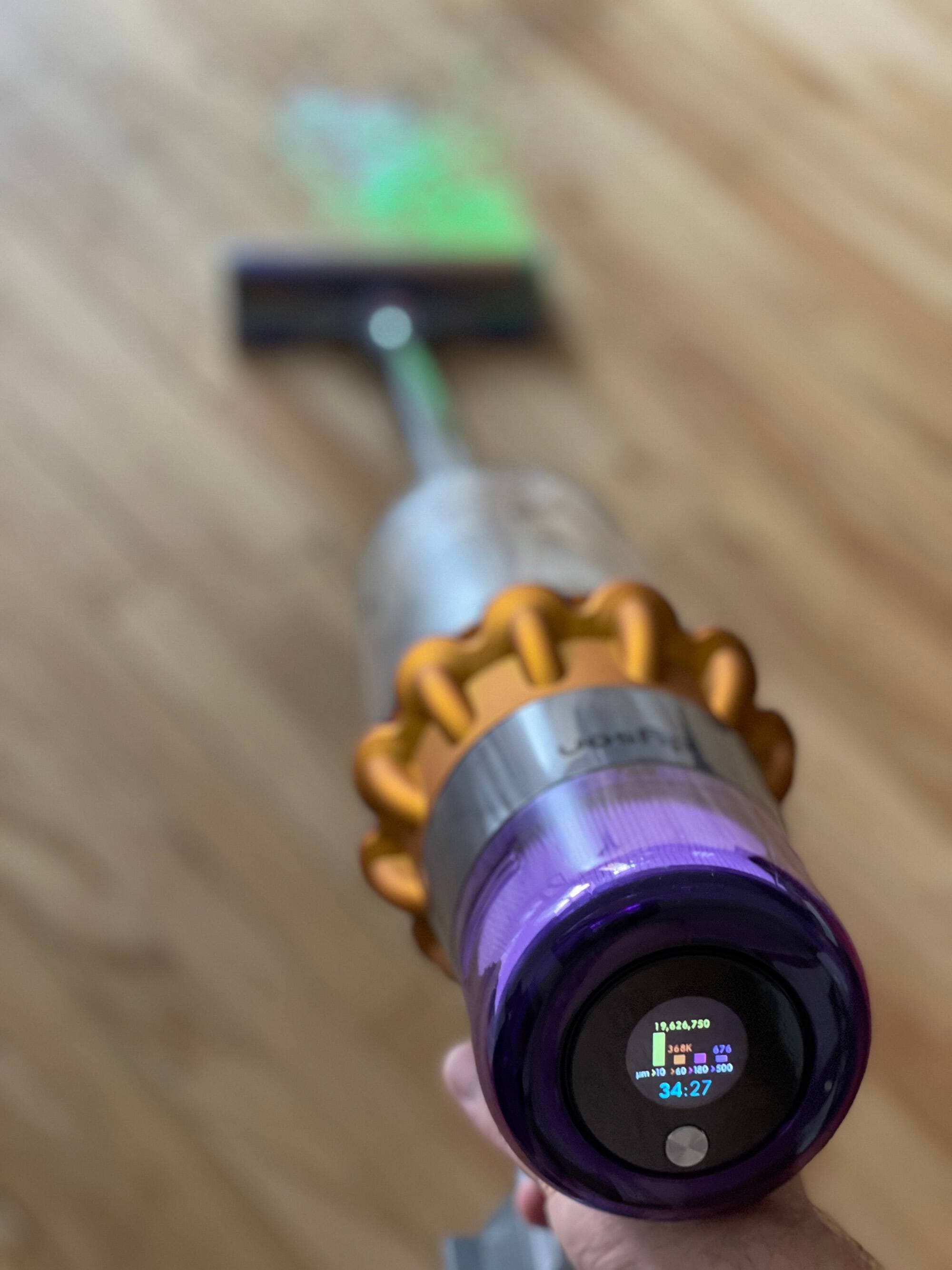 La puissance de succion de la Dyson V15 Detect s’ajuste à la quantité de poussière sur le plancher.