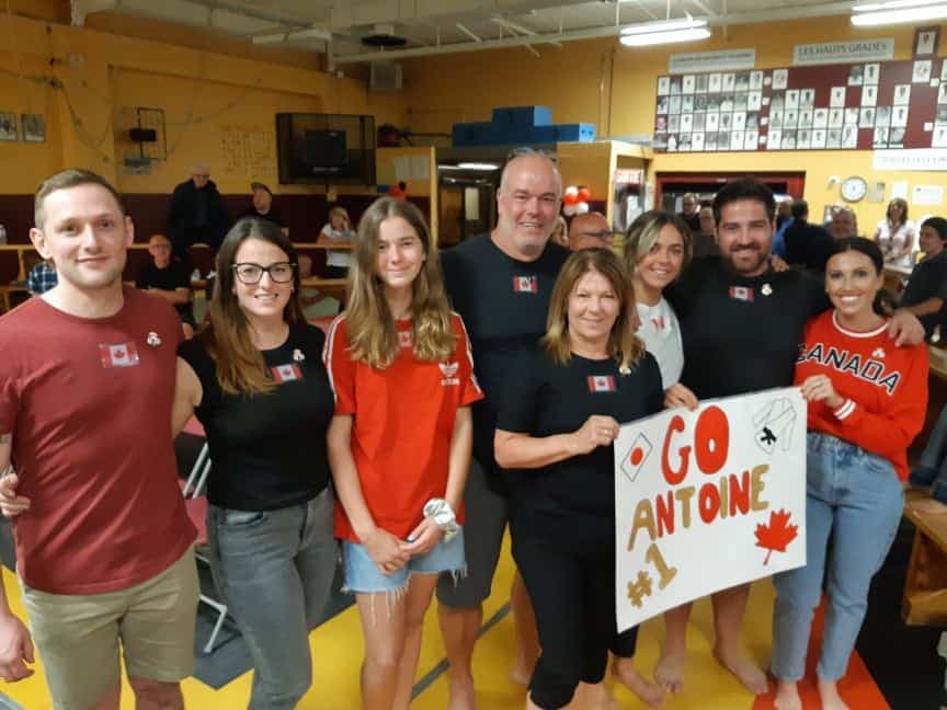 La famille d’Antoine Valois-Fortier a manifesté son appui en direct du Dojo de Beauport en compagnie d’autres proches. Les parents du judoka, ainsi que ses trois sœurs, leurs copains et la conjointe de l’athlète sont passés par toute la gamme des émotions.