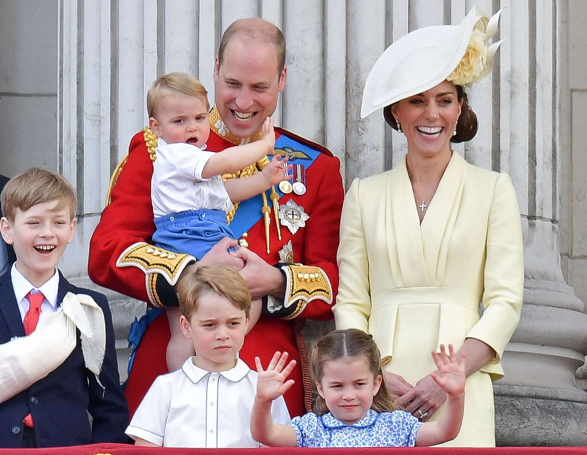 Le prince William (derrière) et le prince George (devant, au centre)