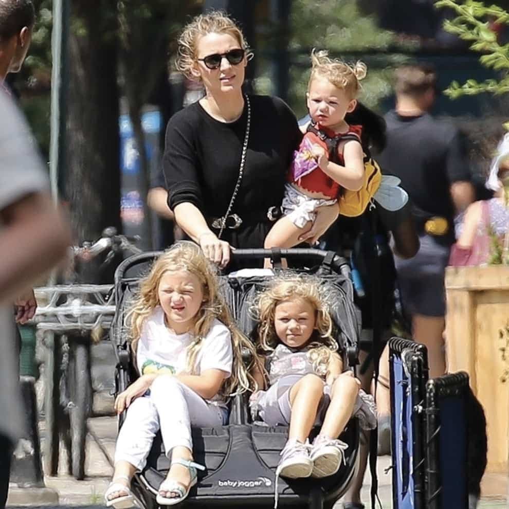 Blake Lively s’occupe presque seule de leurs trois filles.