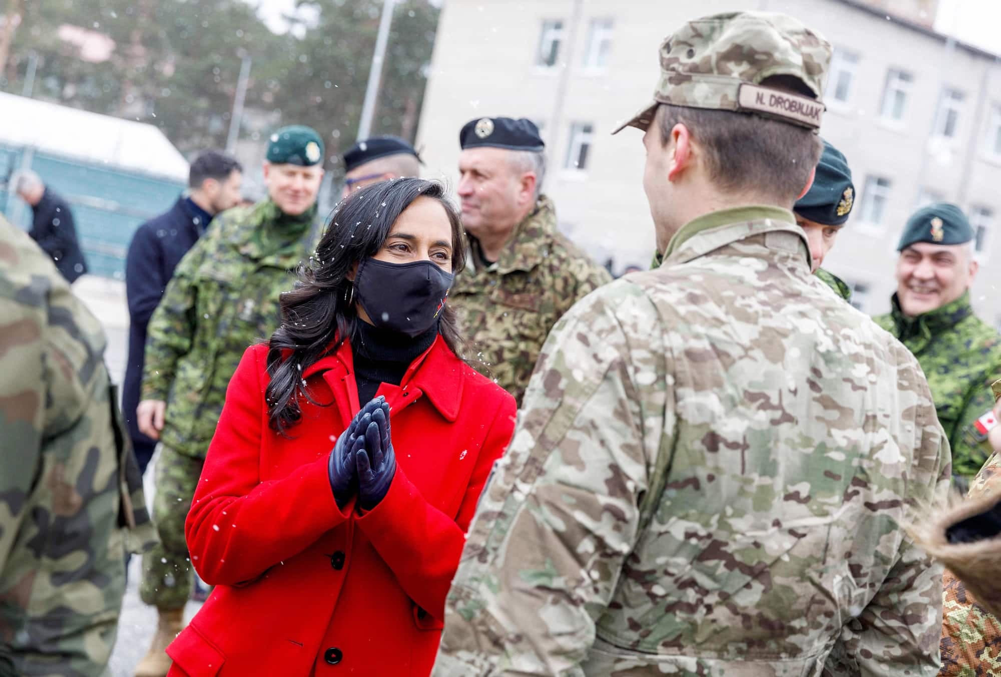 La ministre de la Défense, Anita Anand, parle avec des militaires lors d’une visite à la base Adazi en Lettonie, le 8 mars.