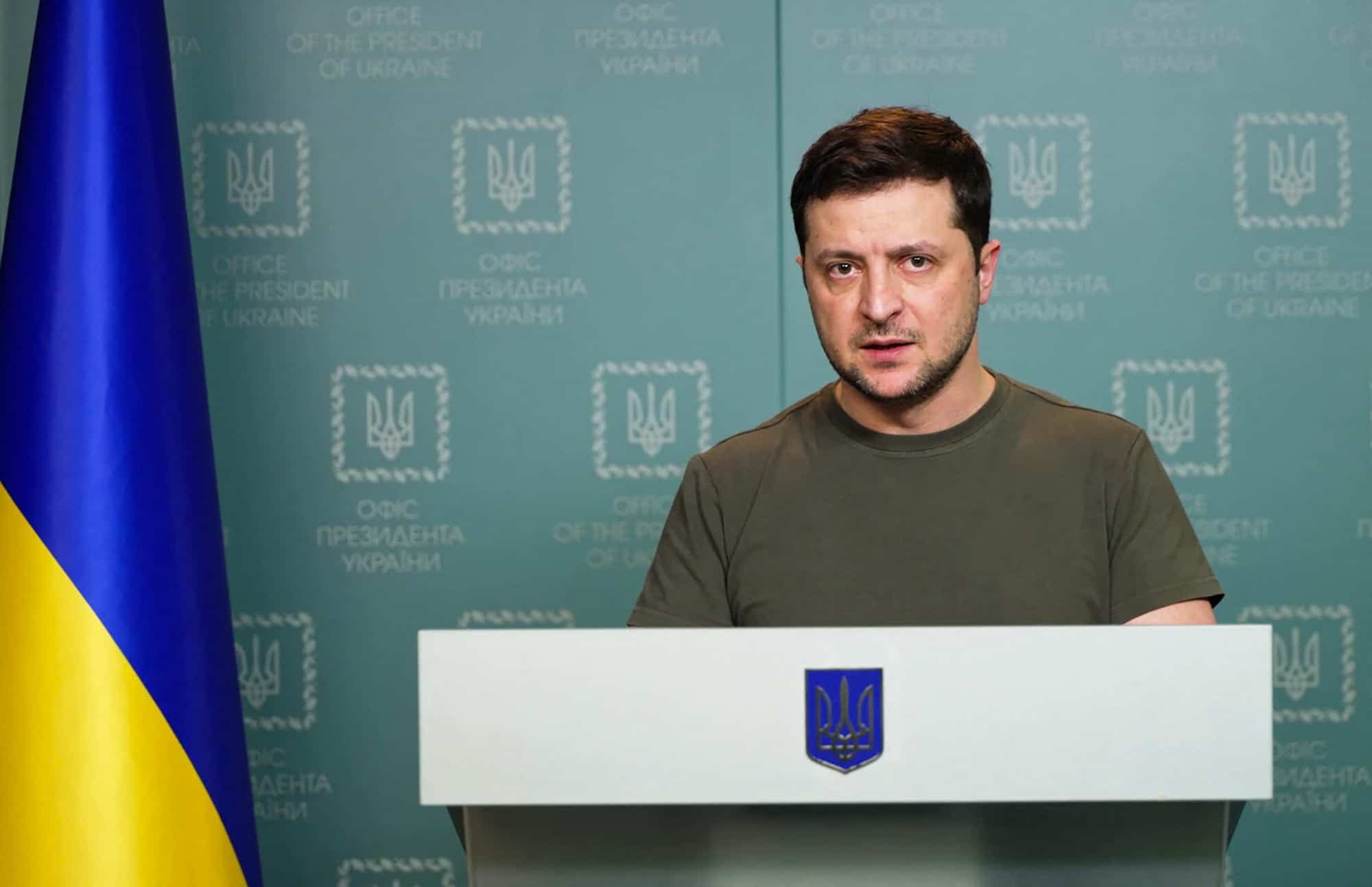 Vêtu d’un simple t-shirt, le président de l’Ukraine, Volodymyr Zelensky, a tenu un discours vibrant à Kyïv hier.