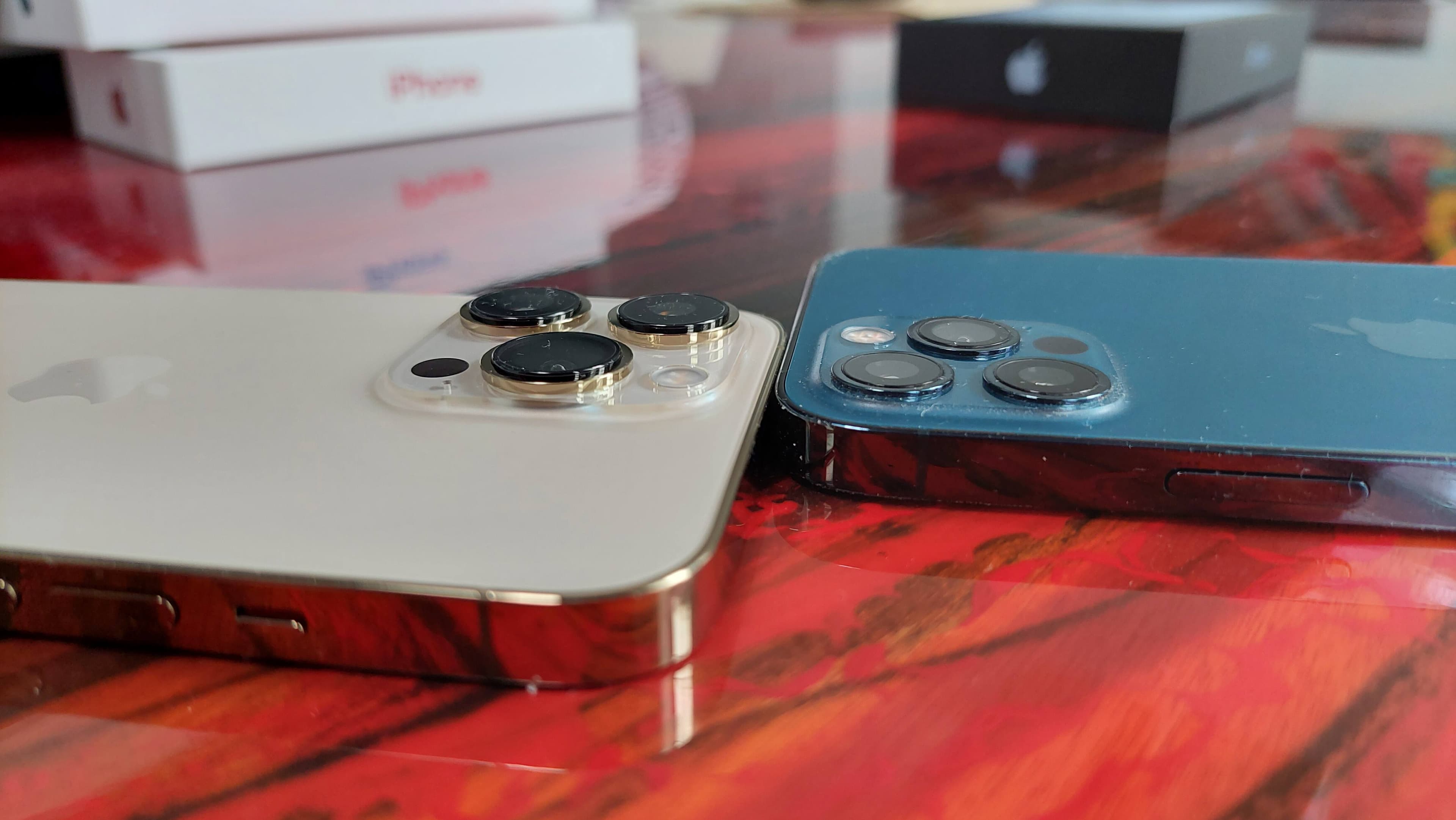 La différence de taille des objectifs entre l'iPhone 13 Pro à gauche et l'iPhone 12 Pro à droite