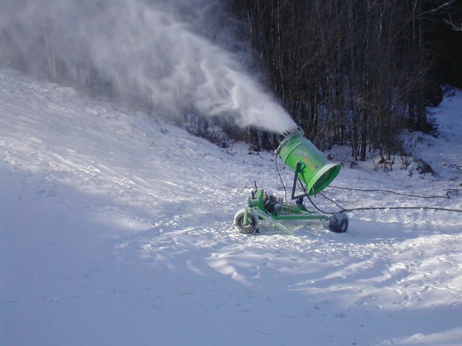 Avec la pluie qui est tombée avant la tempête au début de l'hiver, les gens skient presque à 100% sur de la neige fabriquée, au Mont-Avalanche.